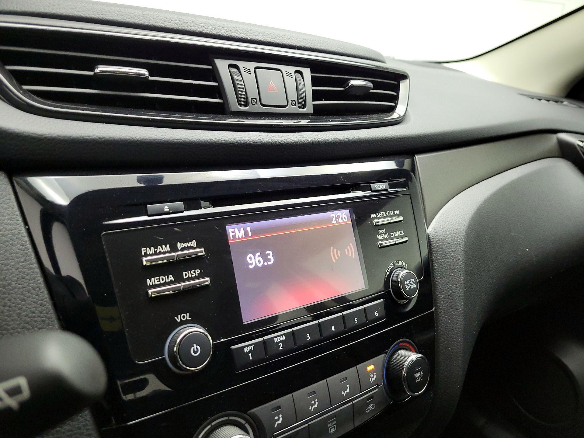 Thumbnail: 2017 Nissan Rogue Sport - 14