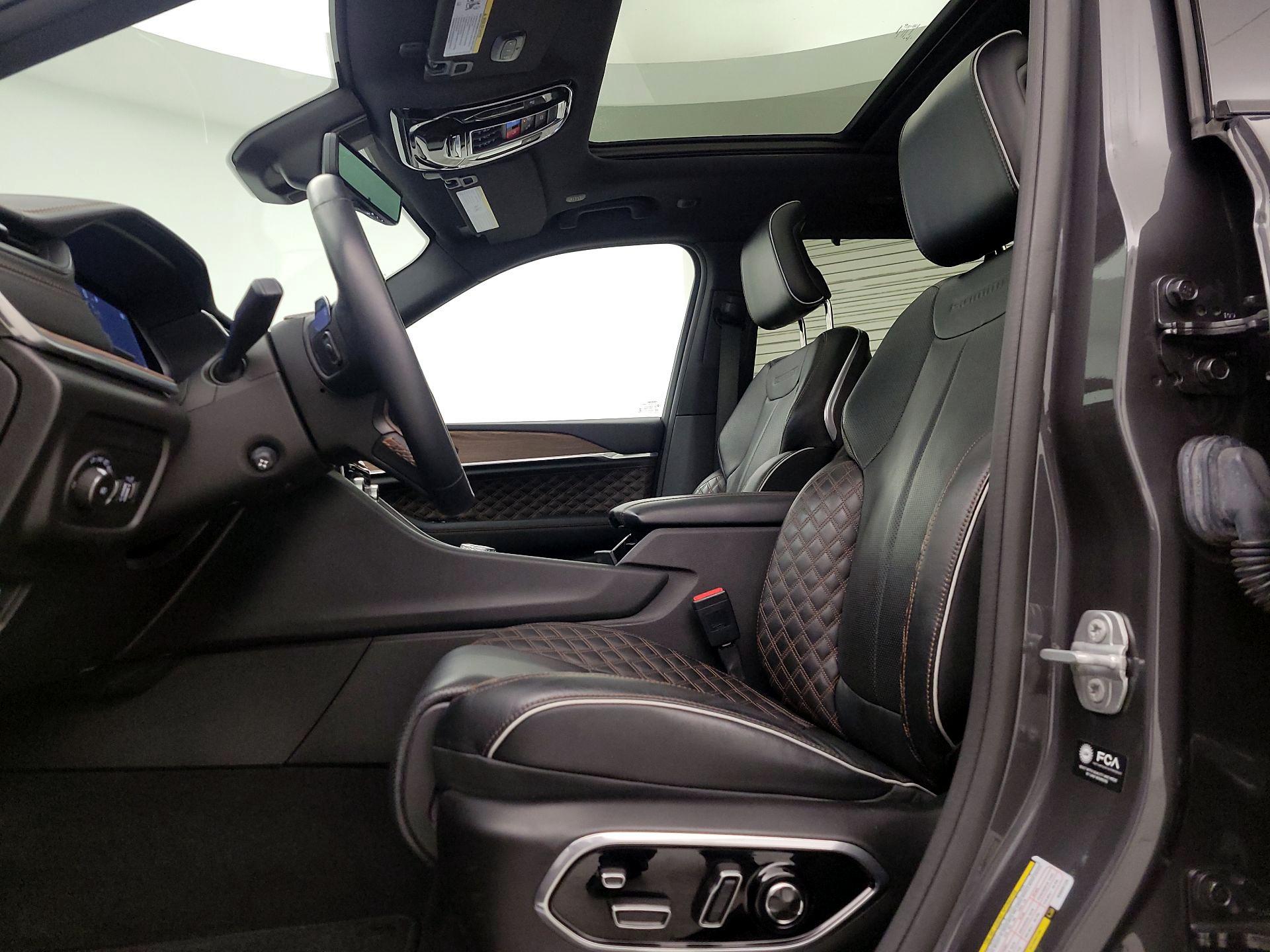 Thumbnail: 2022 Jeep Grand Cherokee - 11