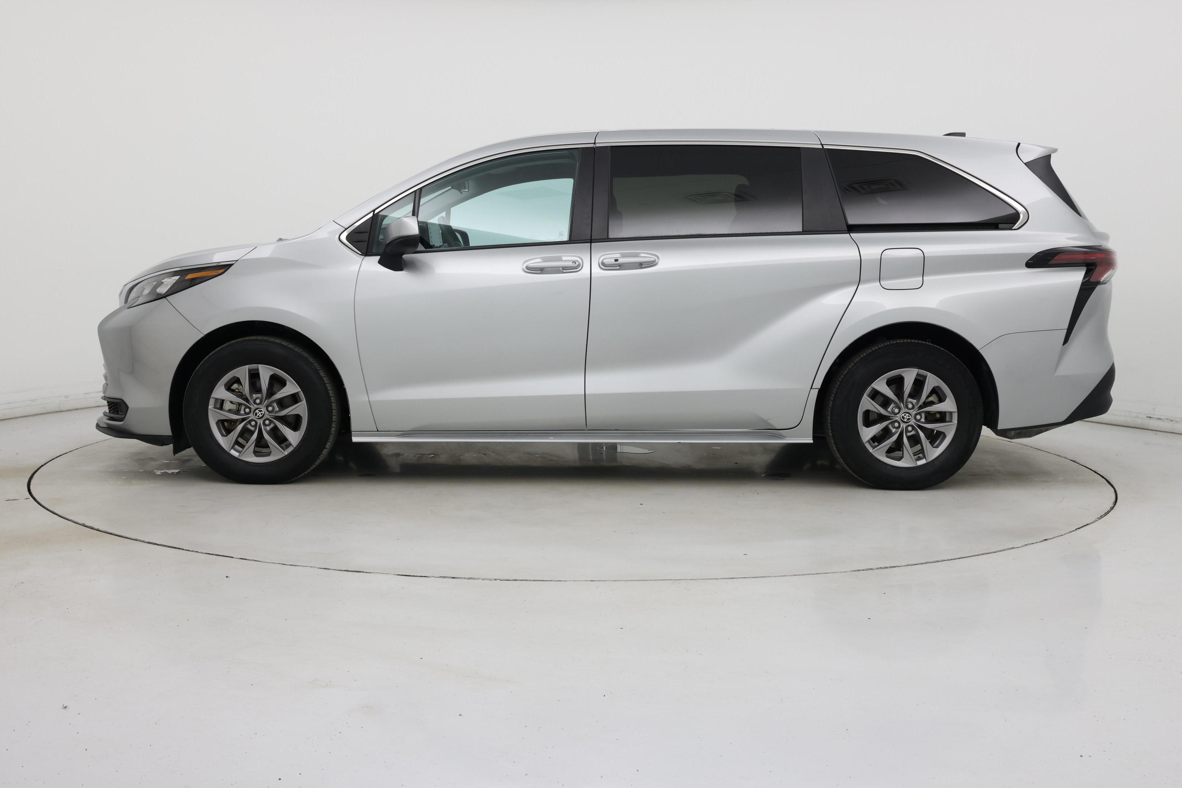 Thumbnail: 2024 Toyota Sienna - 3