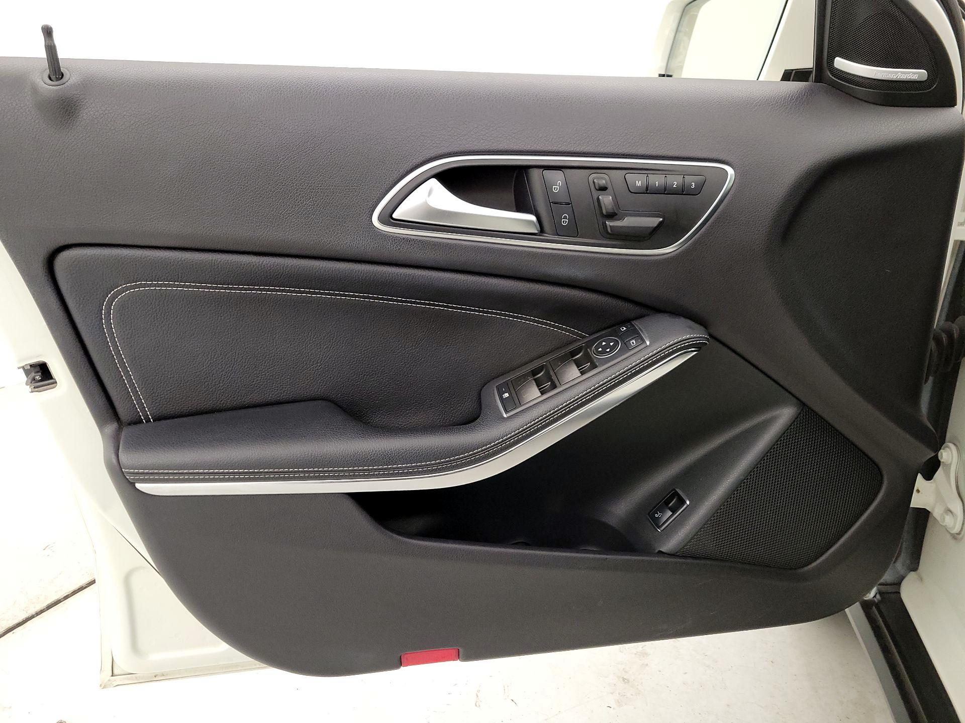 Thumbnail: 2015 Mercedes-Benz GLA - 12