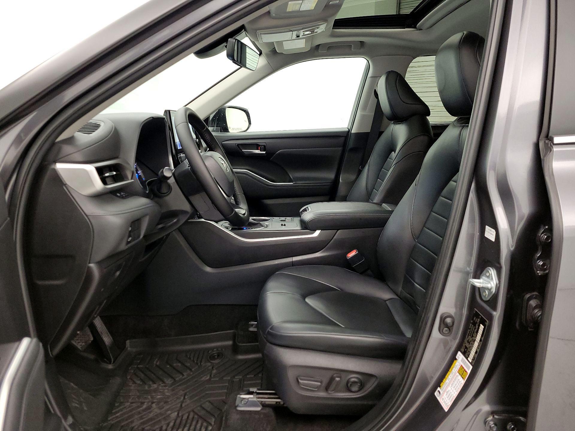 Thumbnail: 2023 Toyota Highlander - 11