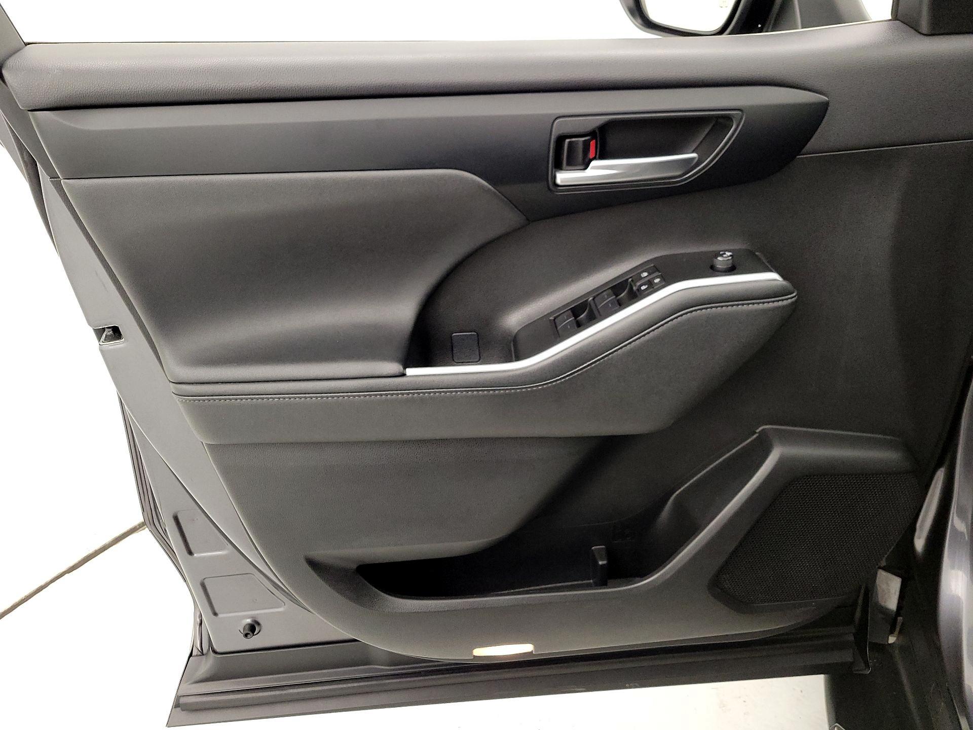 Thumbnail: 2023 Toyota Highlander - 12