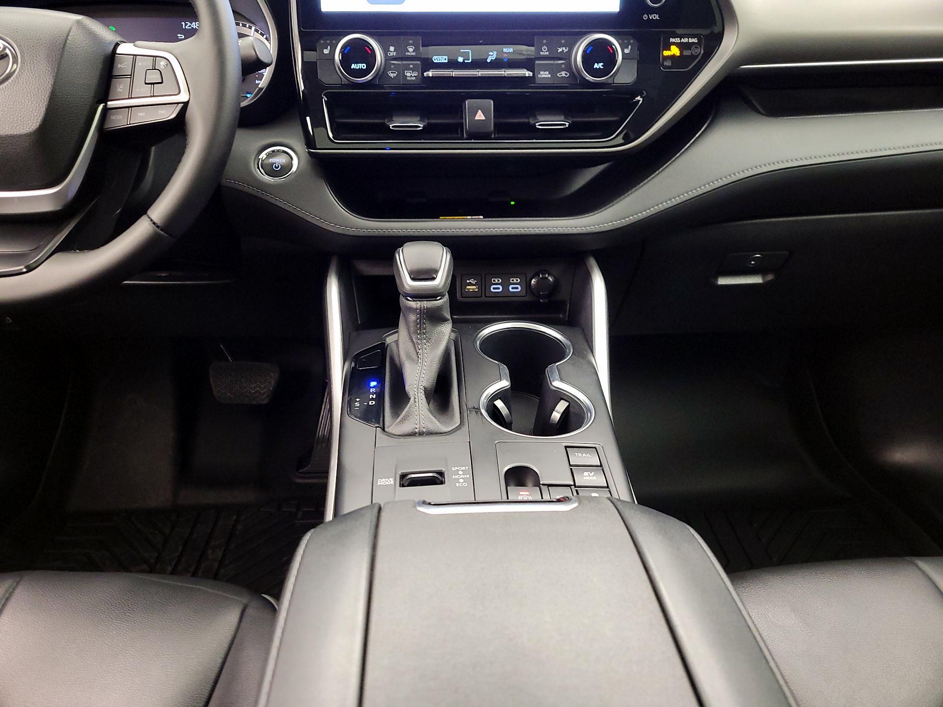 Thumbnail: 2023 Toyota Highlander - 17