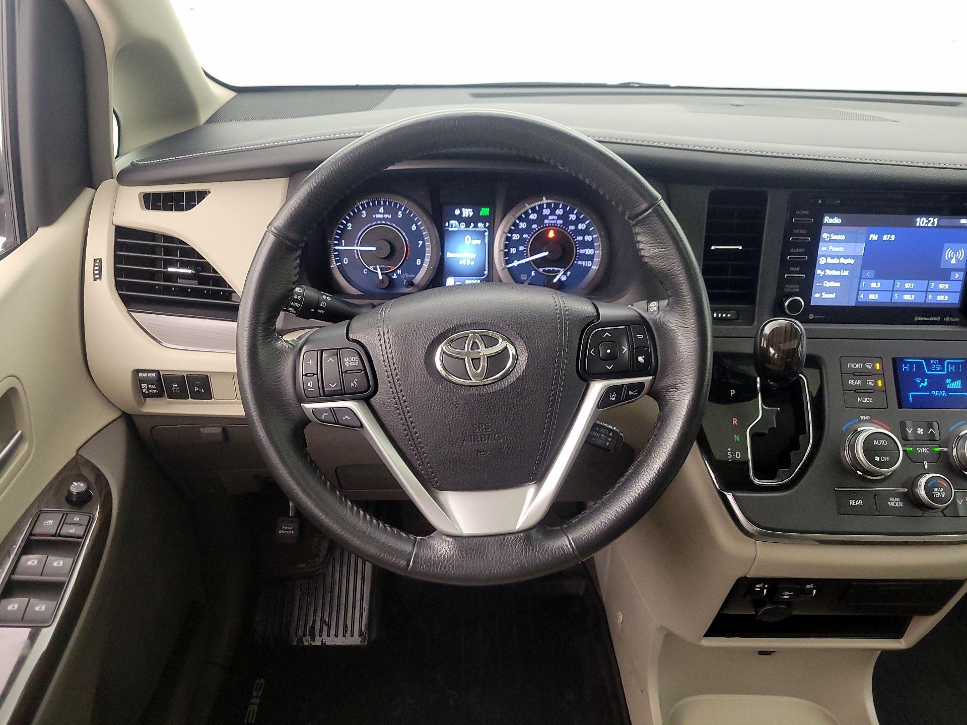 Thumbnail: 2018 Toyota Sienna - 10