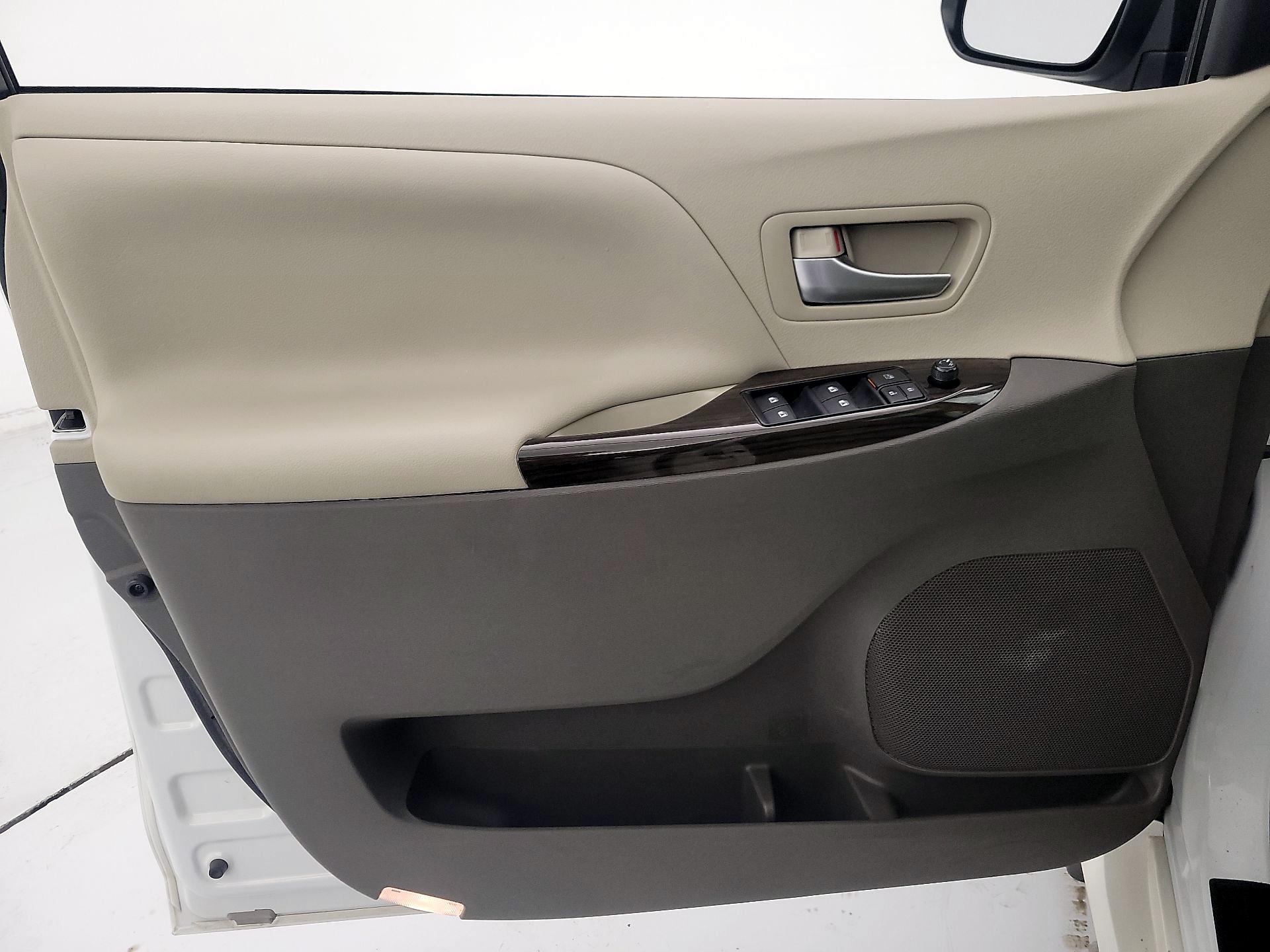 Thumbnail: 2018 Toyota Sienna - 12