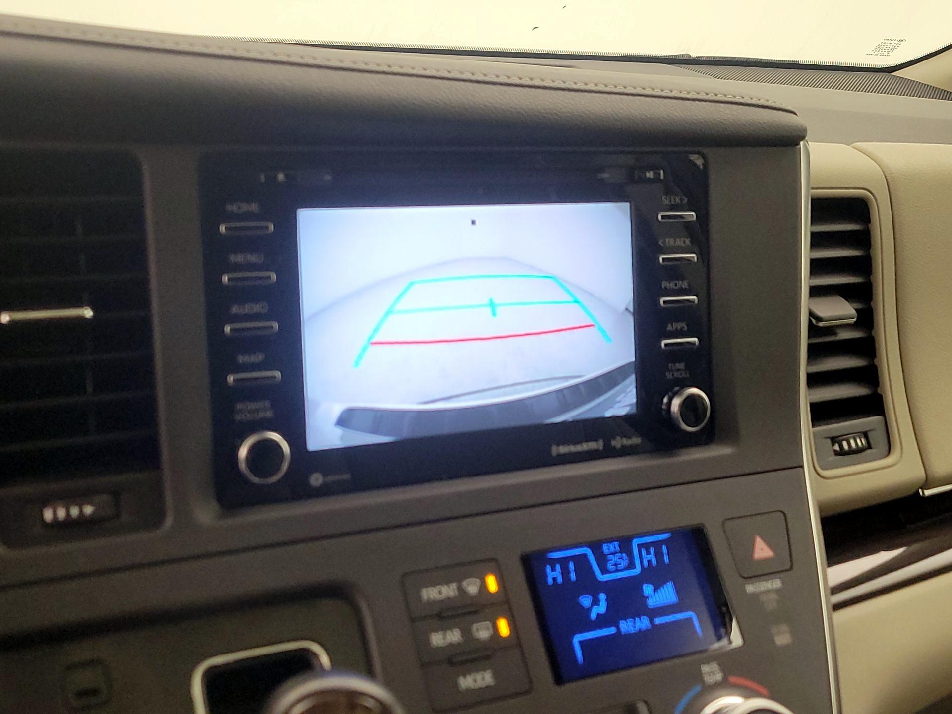 Thumbnail: 2018 Toyota Sienna - 15