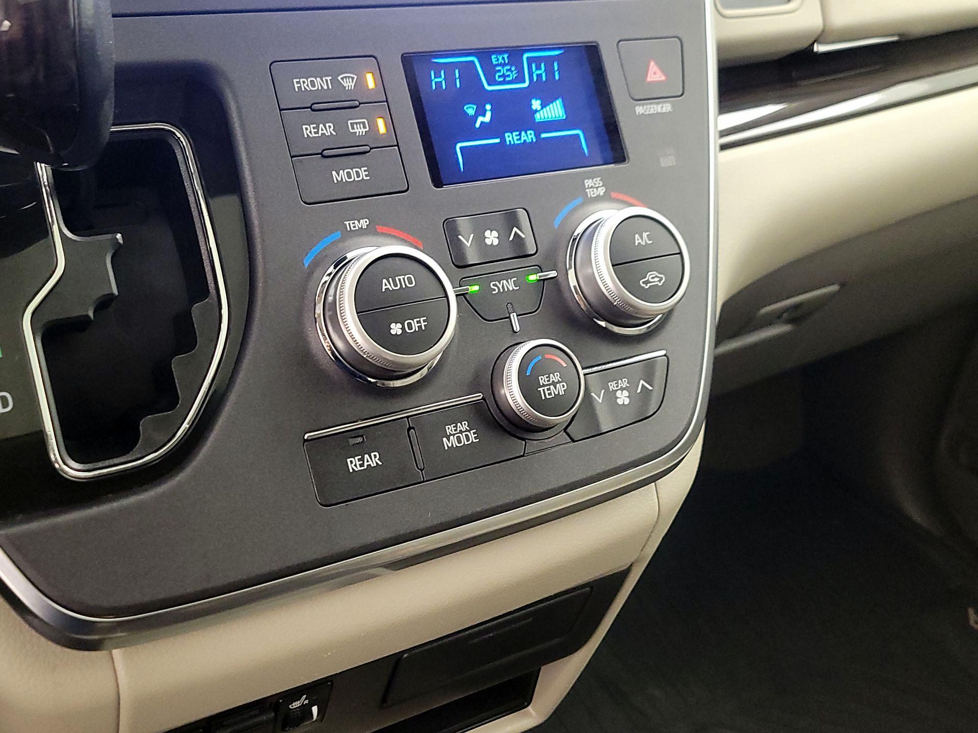 Thumbnail: 2018 Toyota Sienna - 17