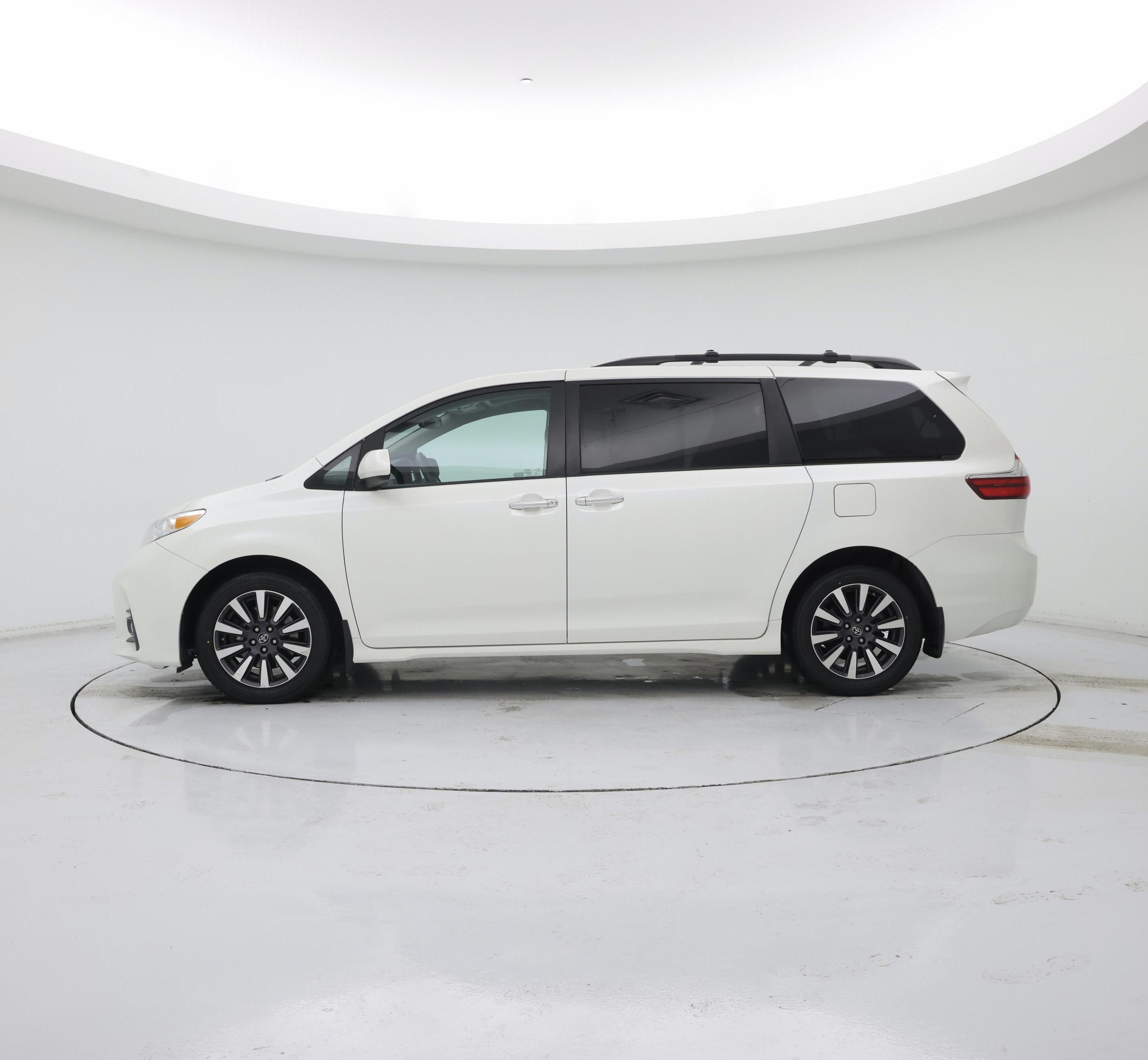Thumbnail: 2018 Toyota Sienna - 3