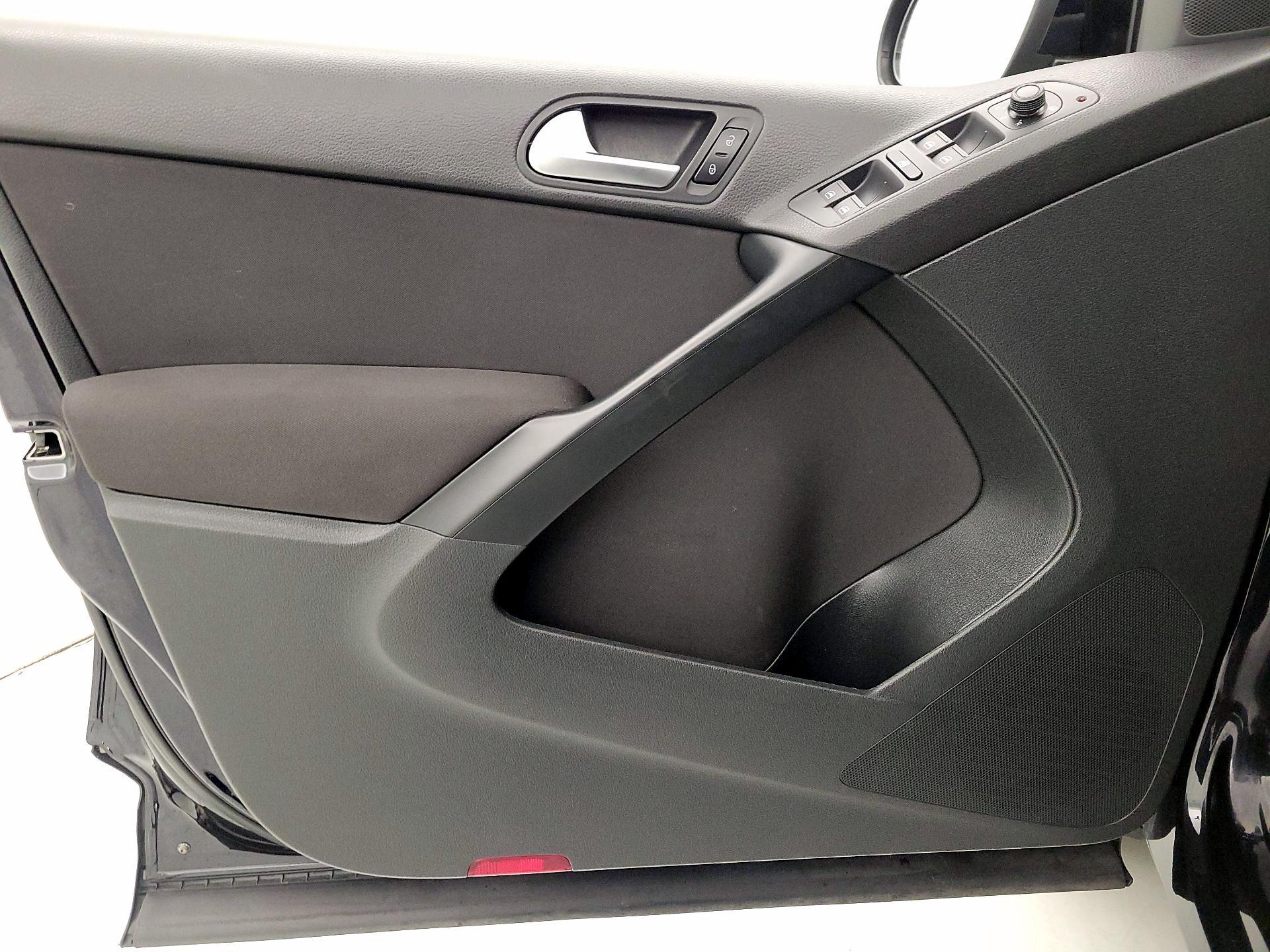 Thumbnail: 2018 Volkswagen Tiguan - 12