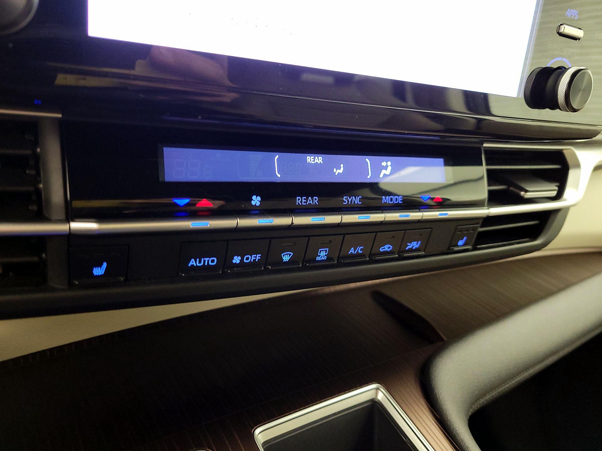 Thumbnail: 2023 Toyota Sienna - 16