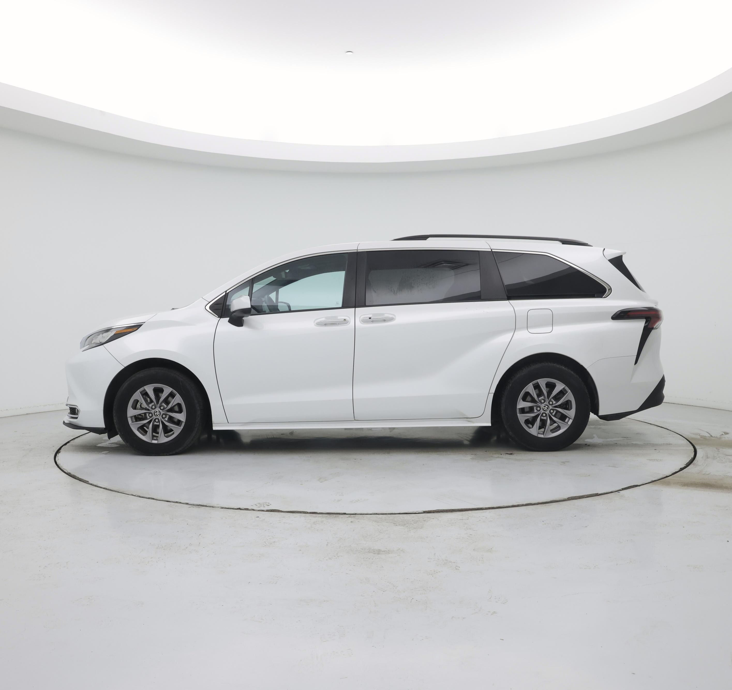 Thumbnail: 2023 Toyota Sienna - 3