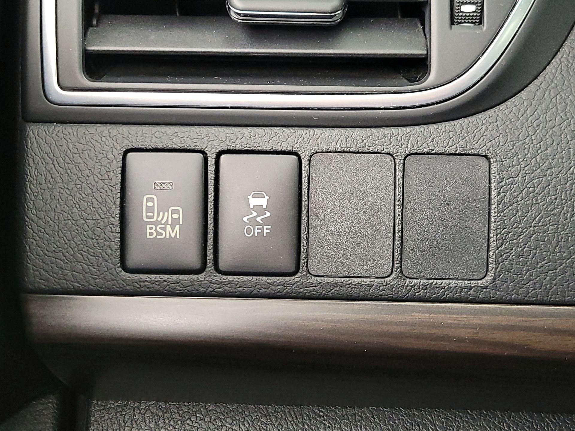 Thumbnail: 2017 Toyota Camry - 13