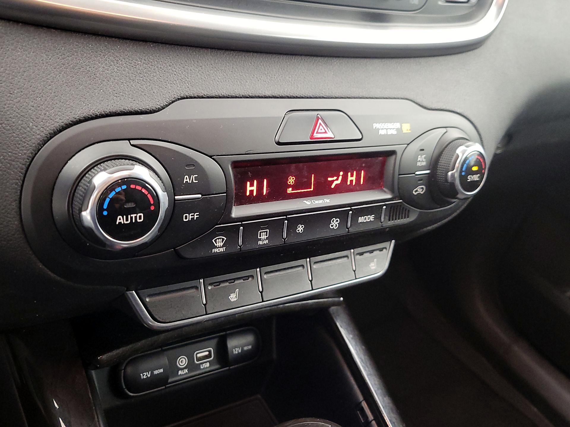 Thumbnail: 2016 Kia Sorento - 16