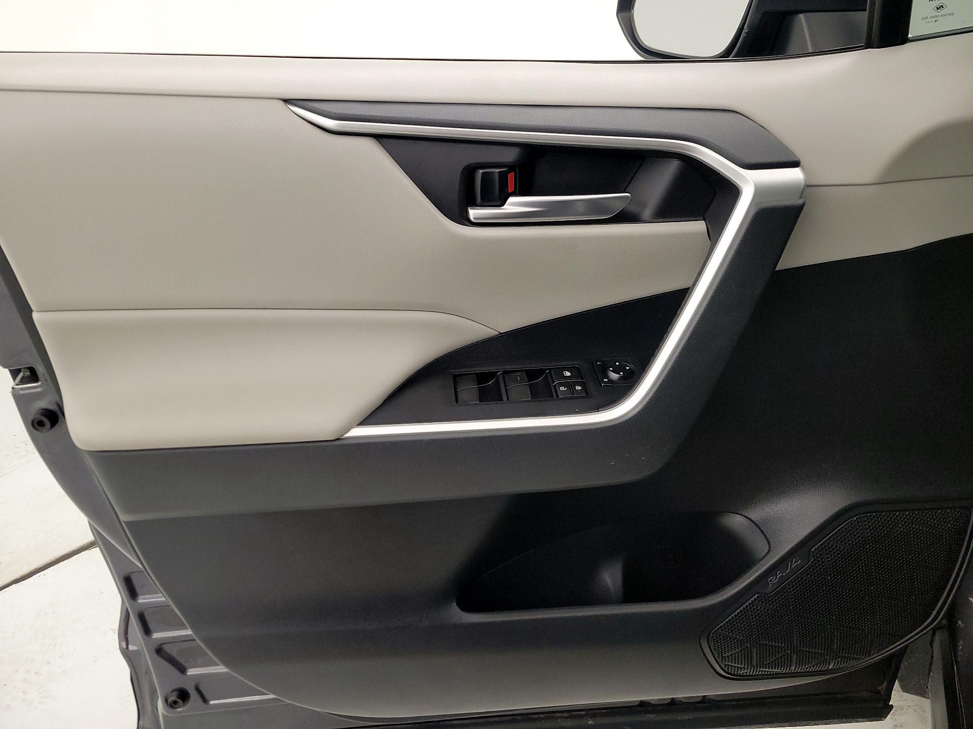 Thumbnail: 2019 Toyota RAV4 - 12