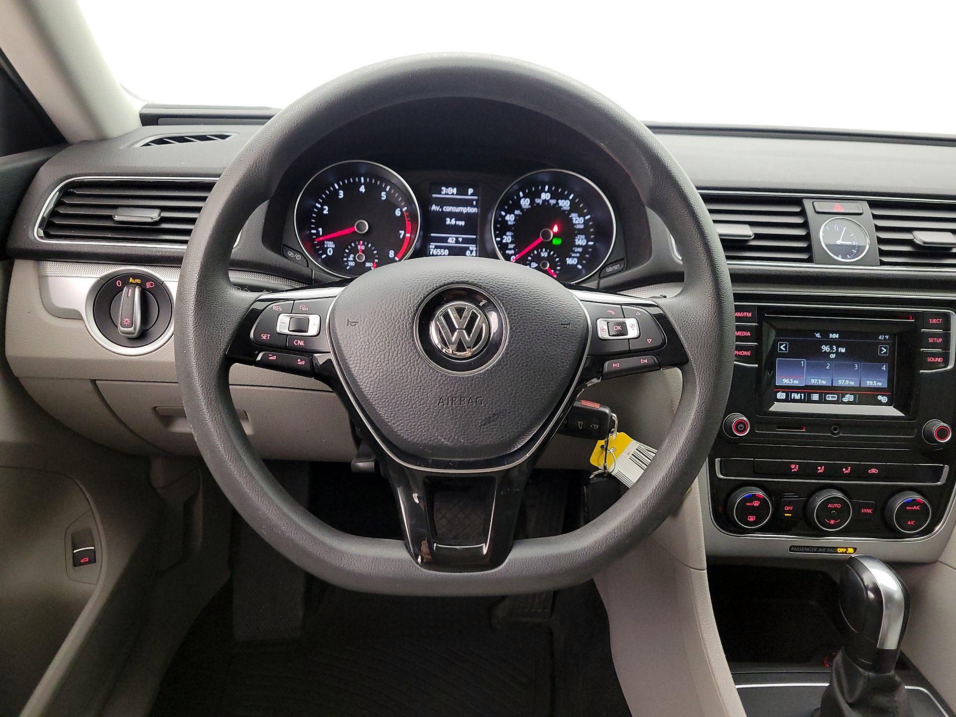 Thumbnail: 2016 Volkswagen Passat - 10