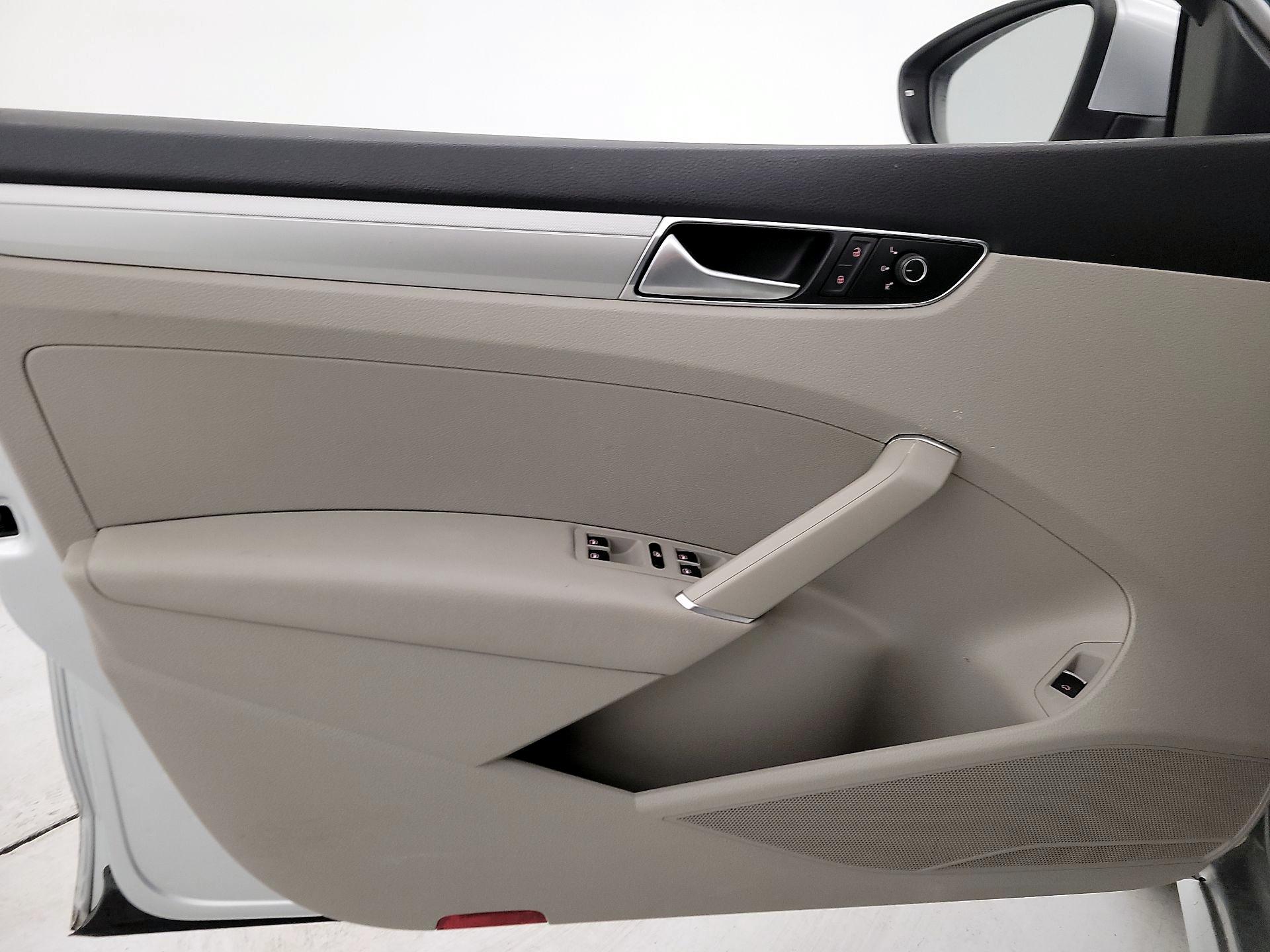 Thumbnail: 2016 Volkswagen Passat - 12