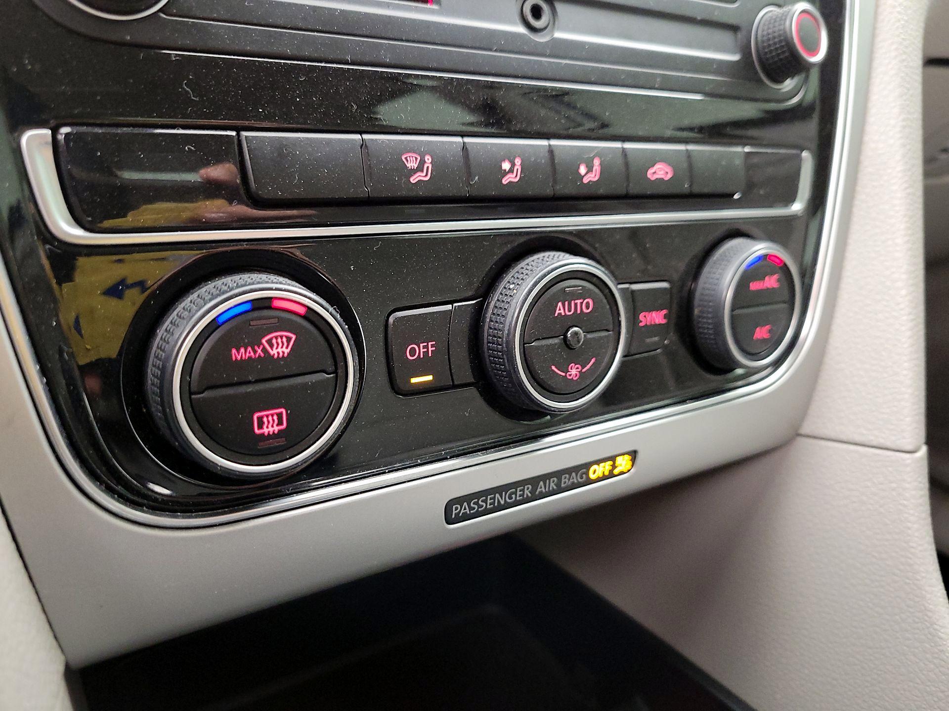 Thumbnail: 2016 Volkswagen Passat - 16