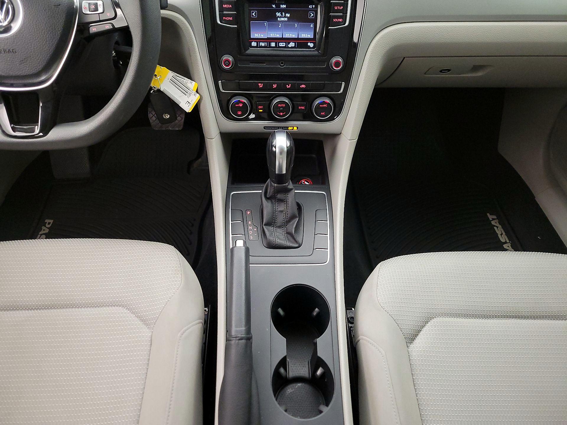 Thumbnail: 2016 Volkswagen Passat - 17