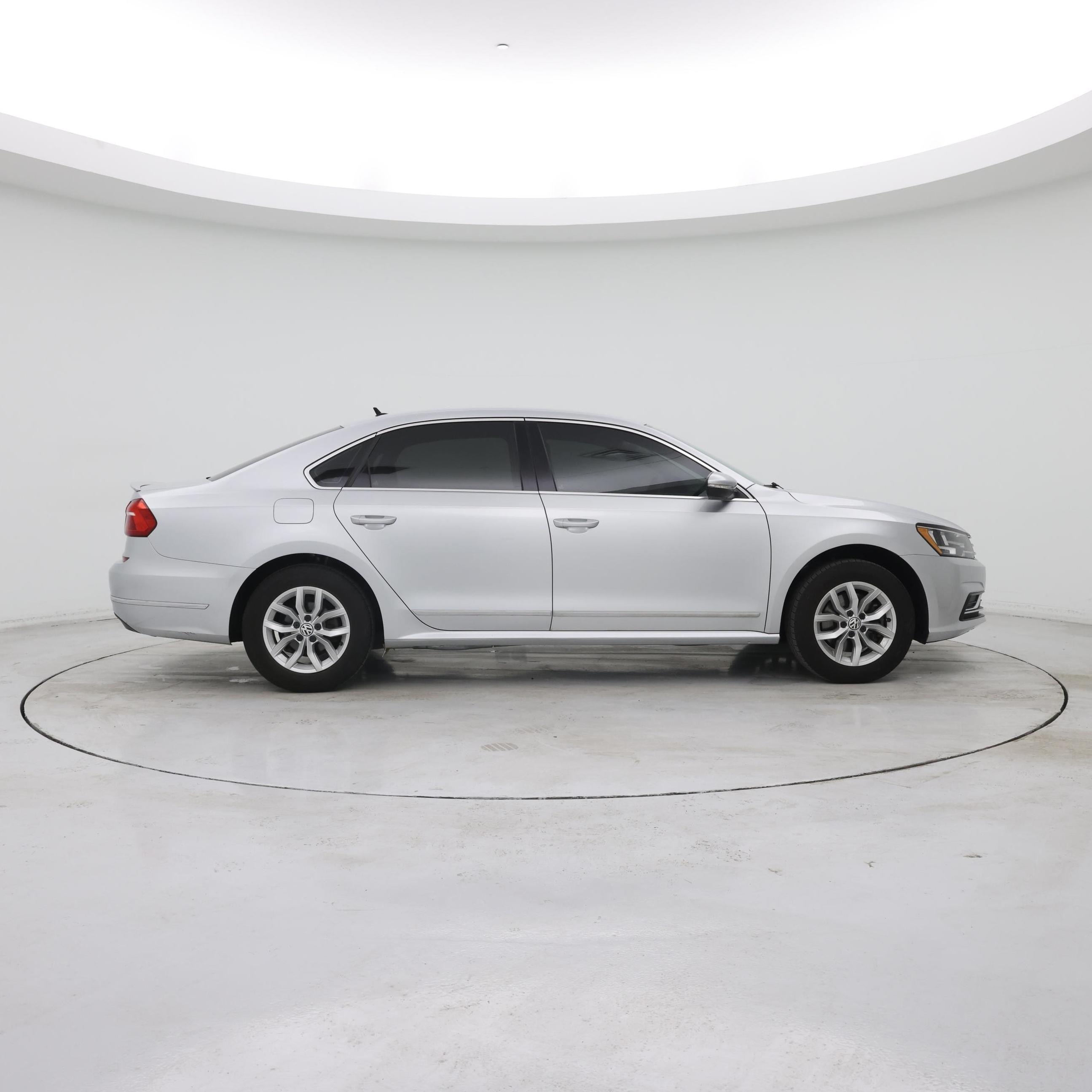 Thumbnail: 2016 Volkswagen Passat - 7