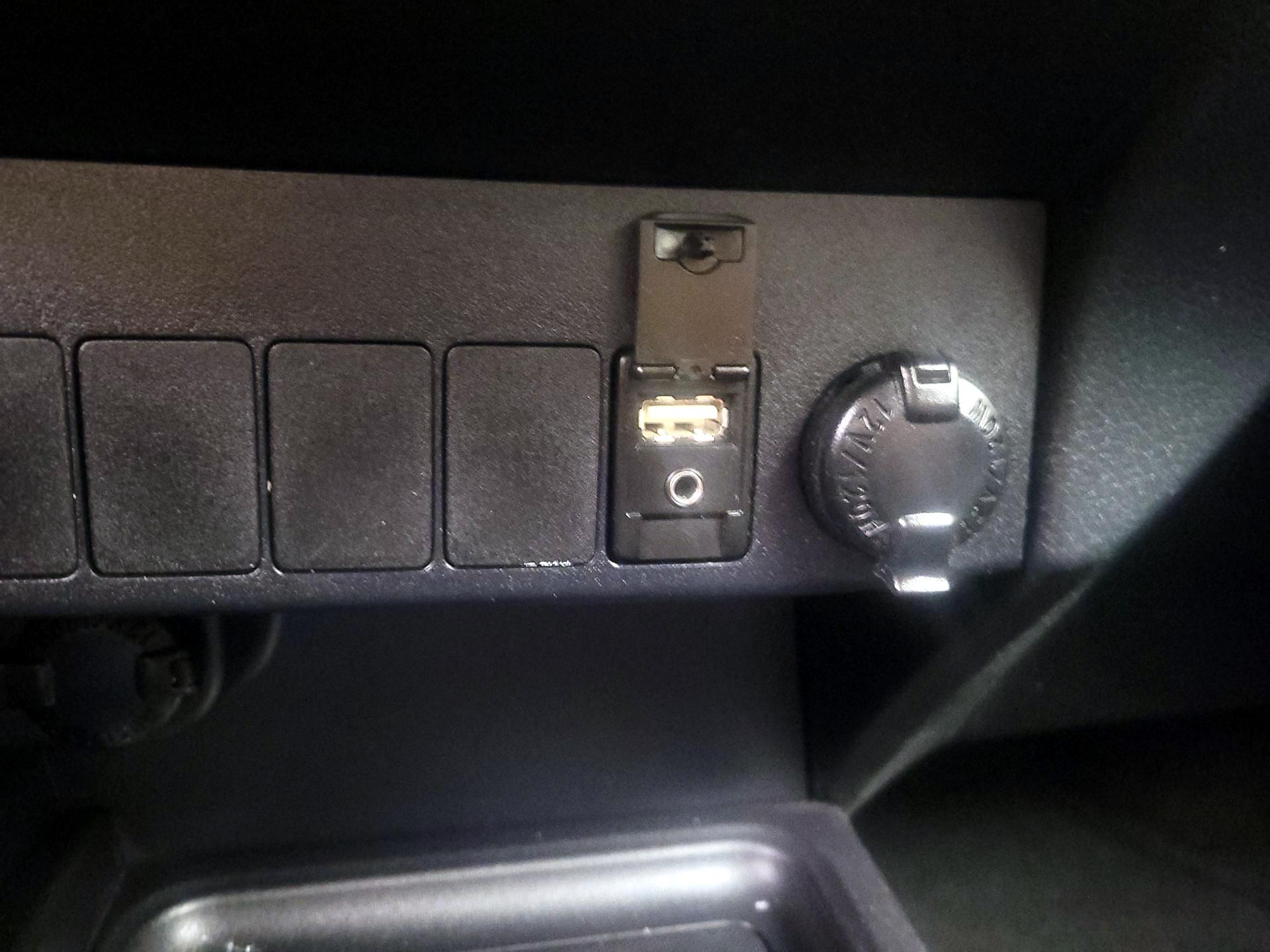 Thumbnail: 2015 Toyota RAV4 - 18