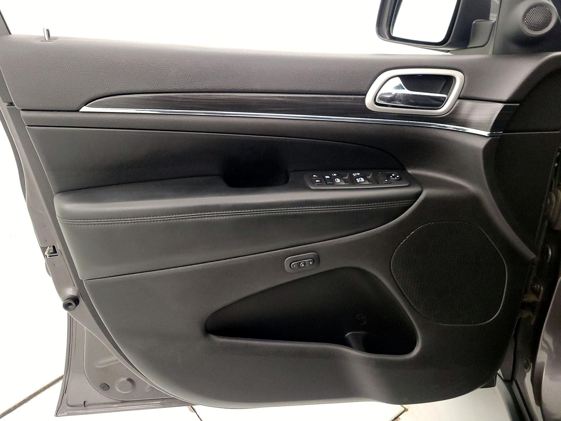 Thumbnail: 2020 Jeep Grand Cherokee - 12