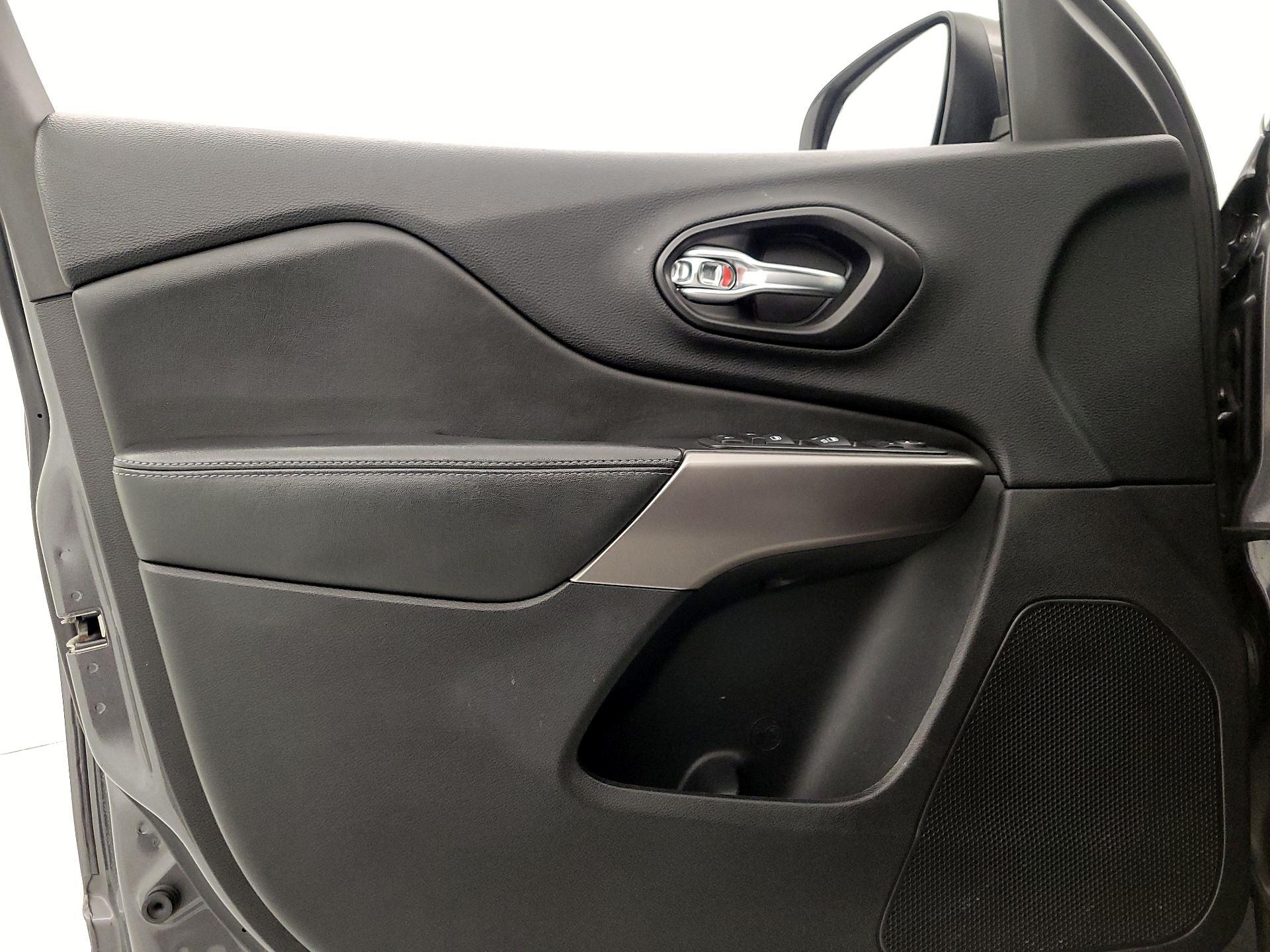 Thumbnail: 2020 Jeep Cherokee - 12