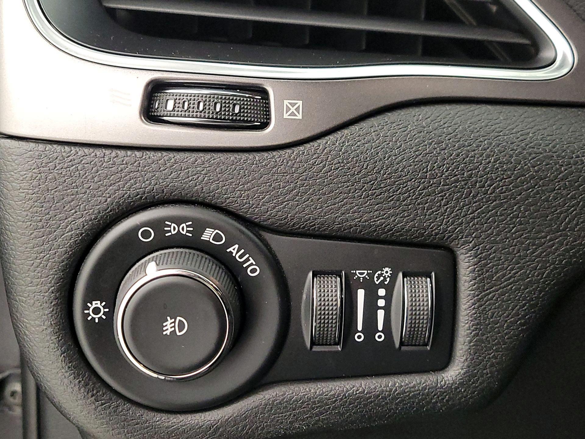 Thumbnail: 2020 Jeep Cherokee - 13