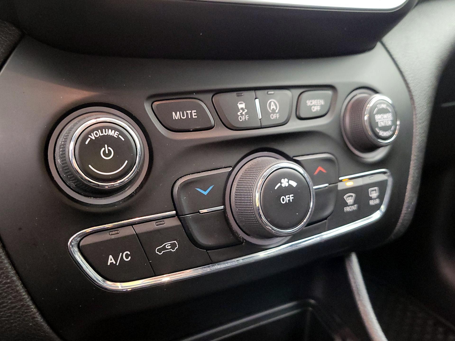 Thumbnail: 2020 Jeep Cherokee - 16