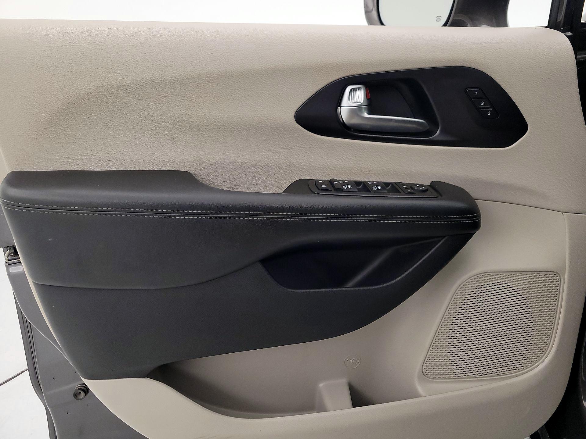 Thumbnail: 2020 Chrysler Pacifica - 12