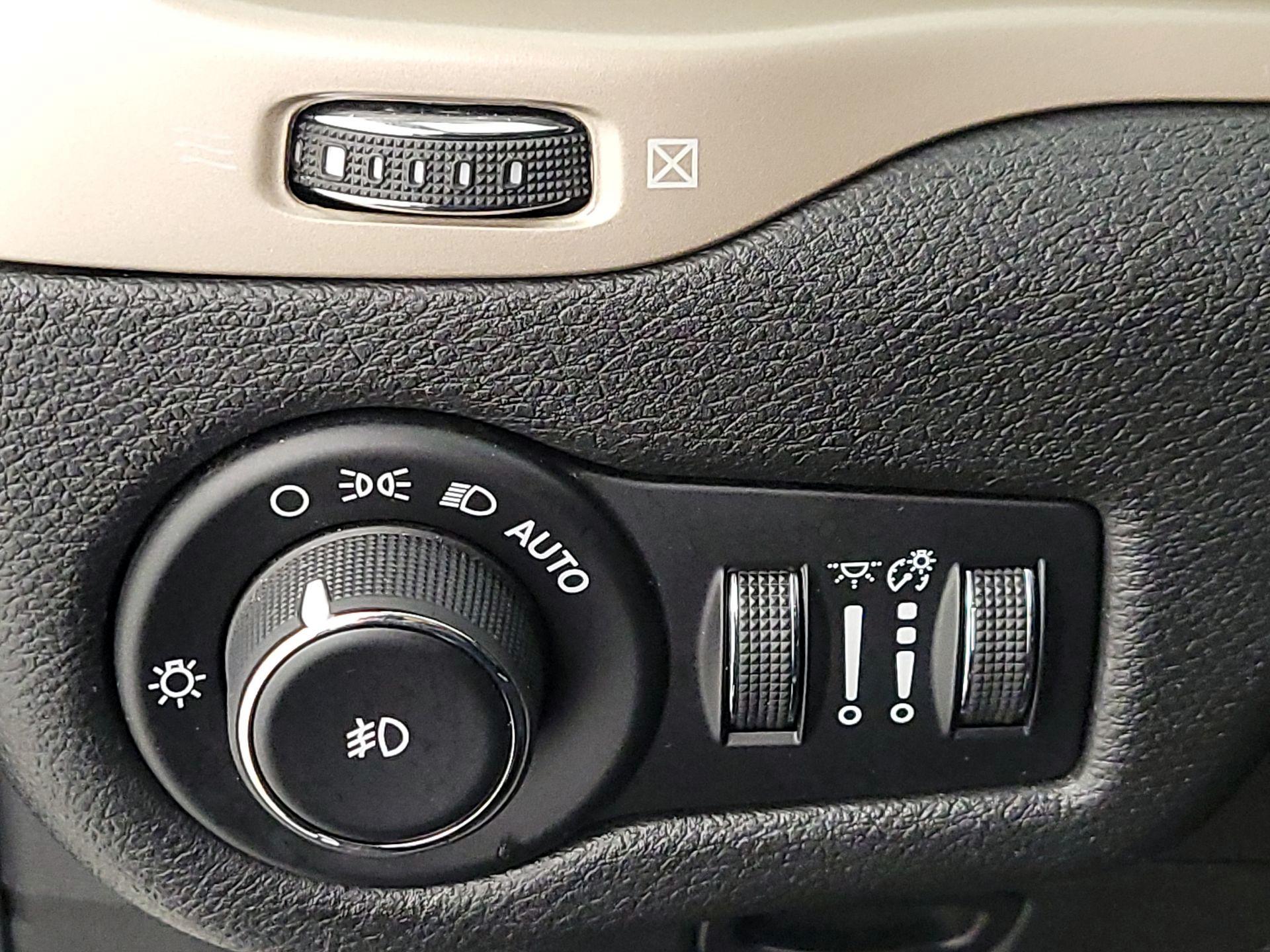 Thumbnail: 2015 Jeep Cherokee - 13