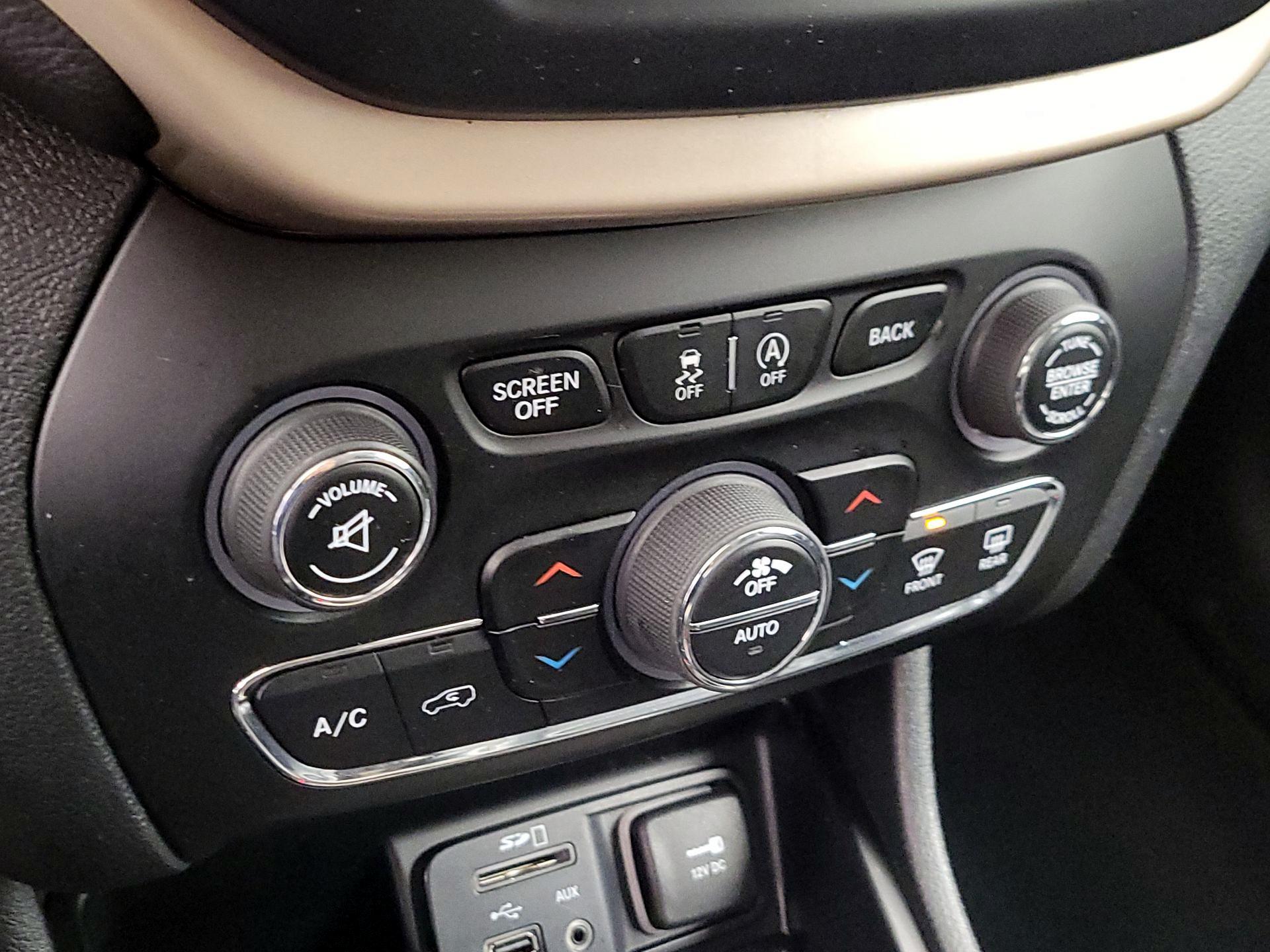 Thumbnail: 2015 Jeep Cherokee - 16