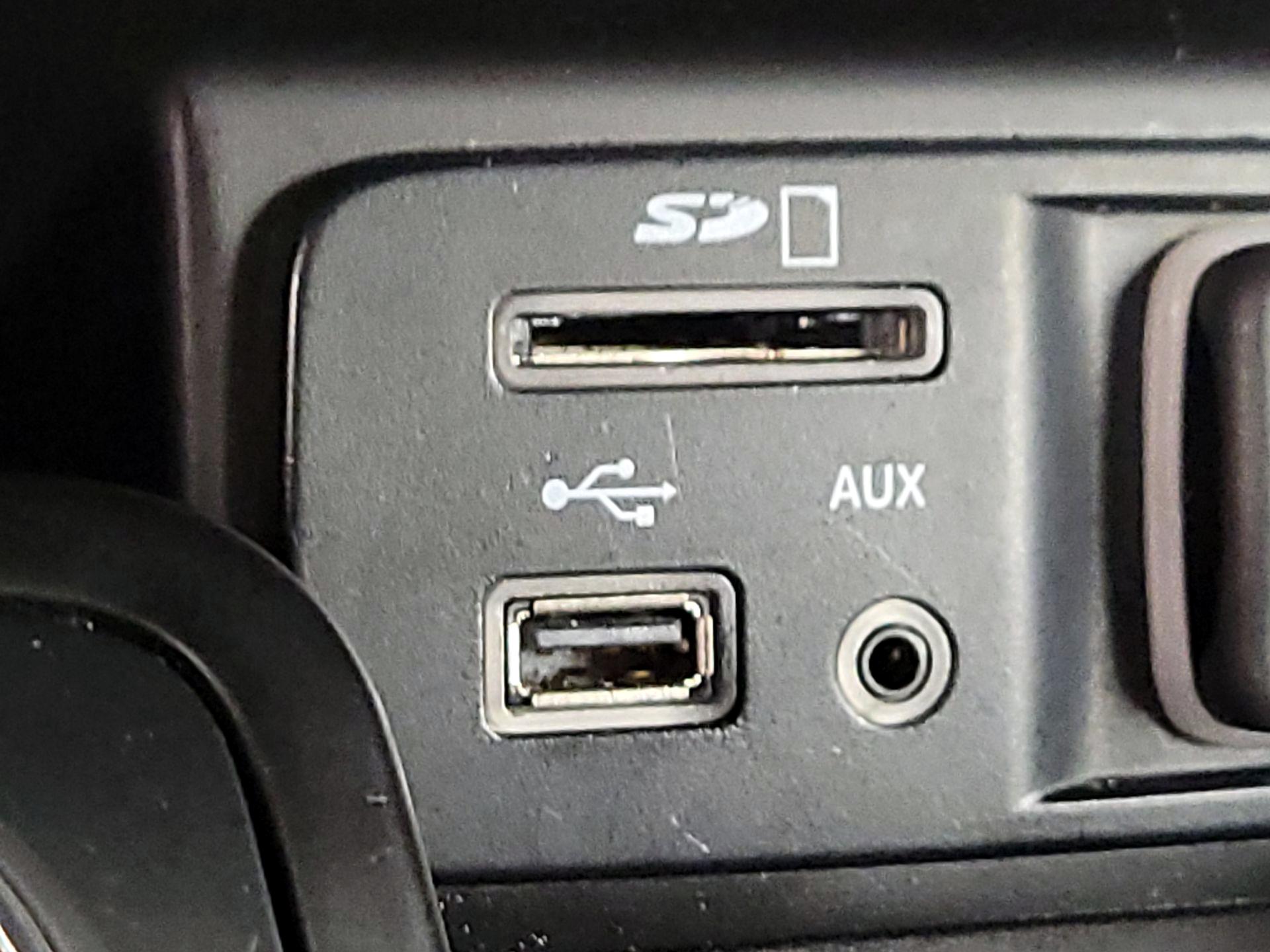 Thumbnail: 2015 Jeep Cherokee - 18