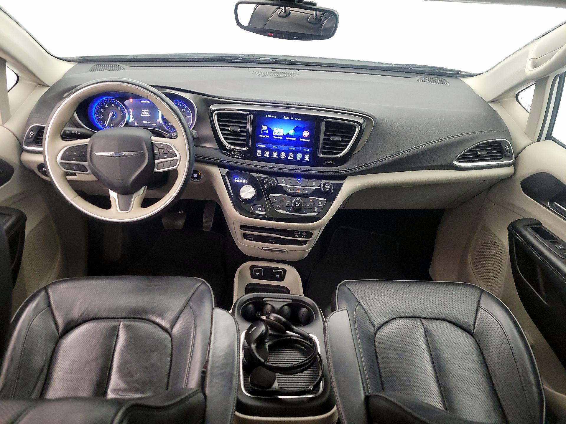Thumbnail: 2017 Chrysler Pacifica - 9