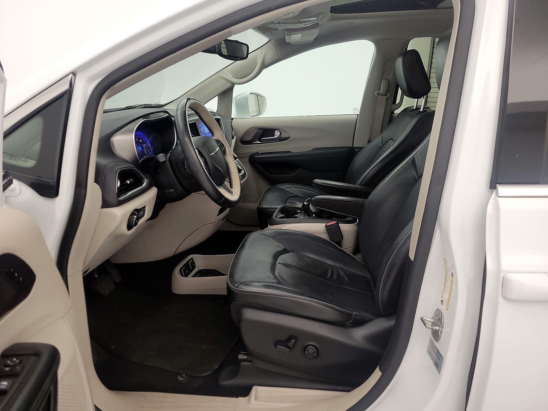 Thumbnail: 2017 Chrysler Pacifica - 11