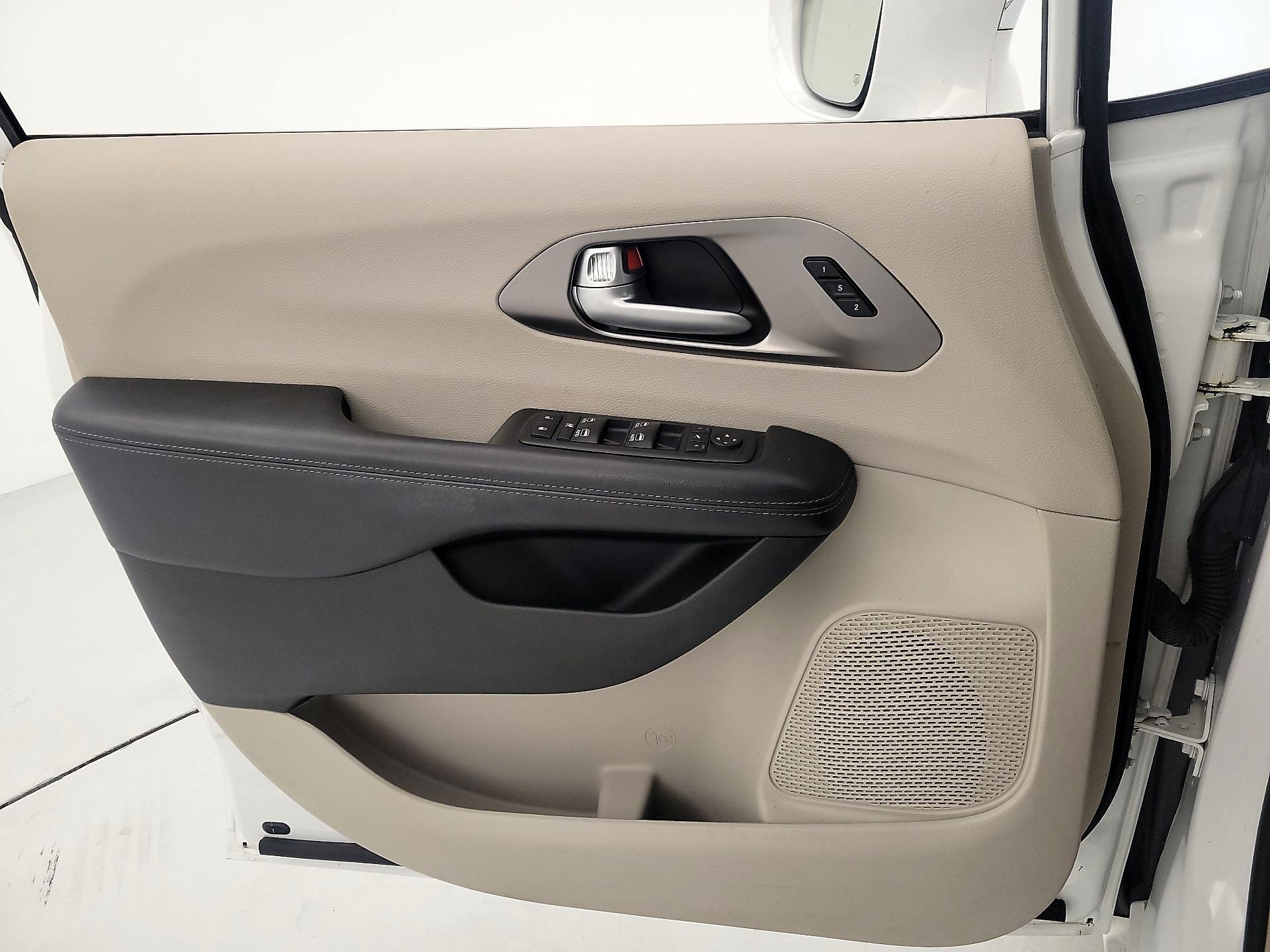 Thumbnail: 2017 Chrysler Pacifica - 12