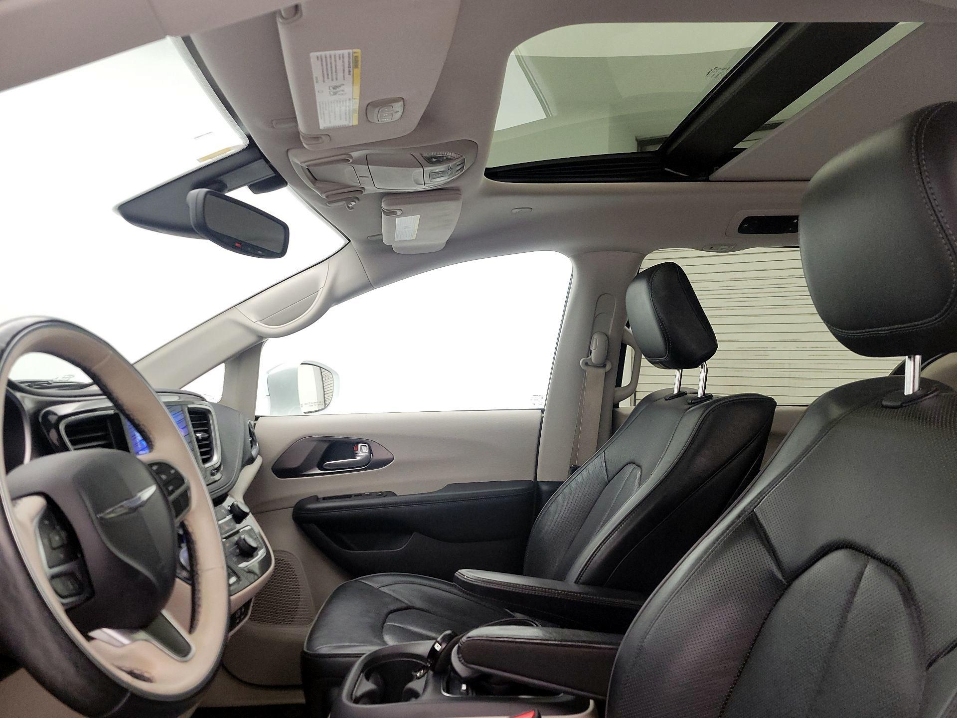 Thumbnail: 2017 Chrysler Pacifica - 20