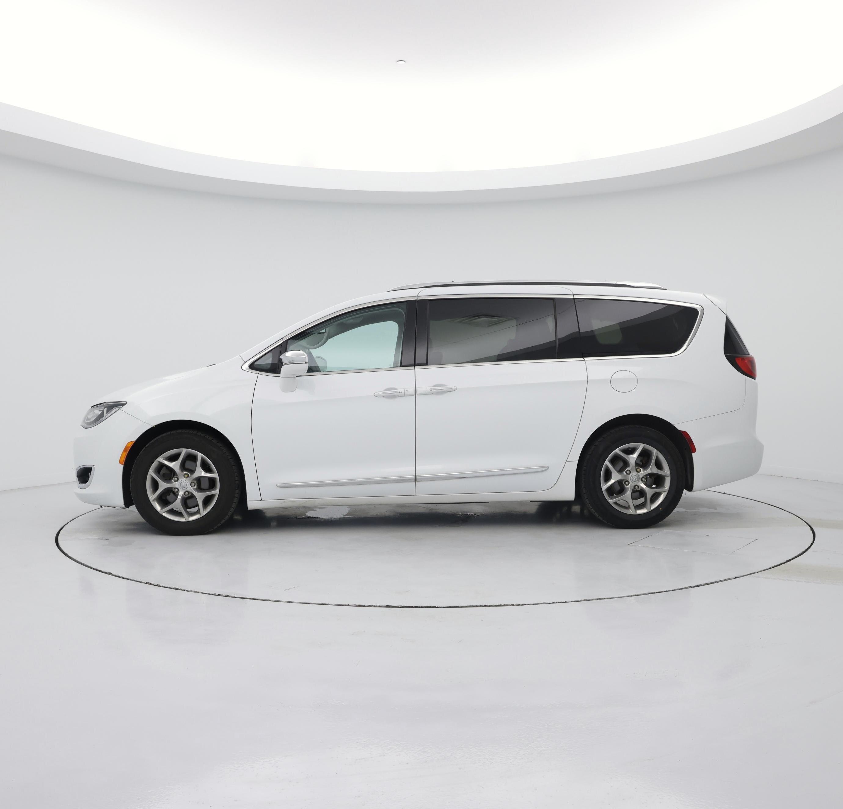 Thumbnail: 2017 Chrysler Pacifica - 3