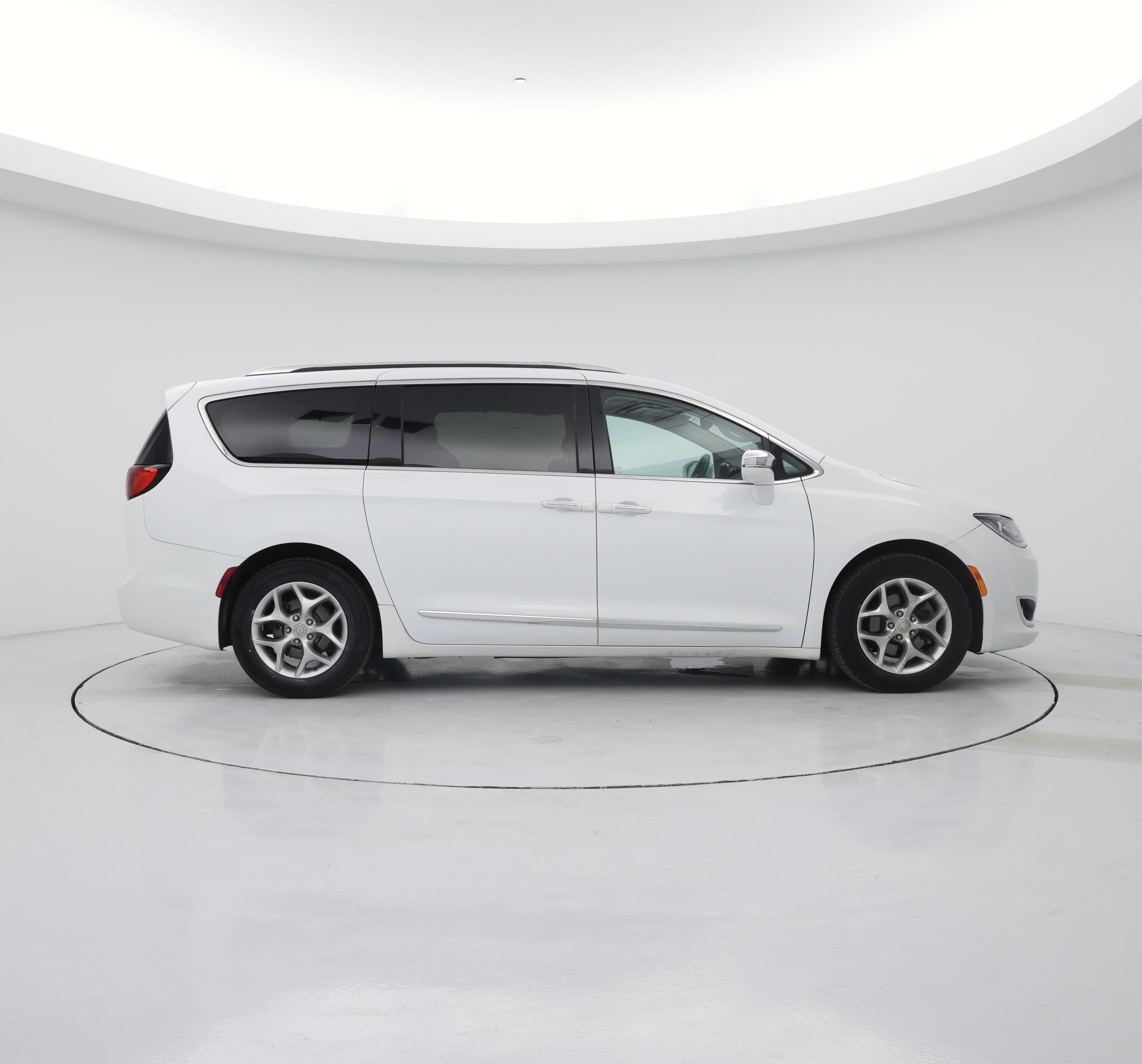 Thumbnail: 2017 Chrysler Pacifica - 7