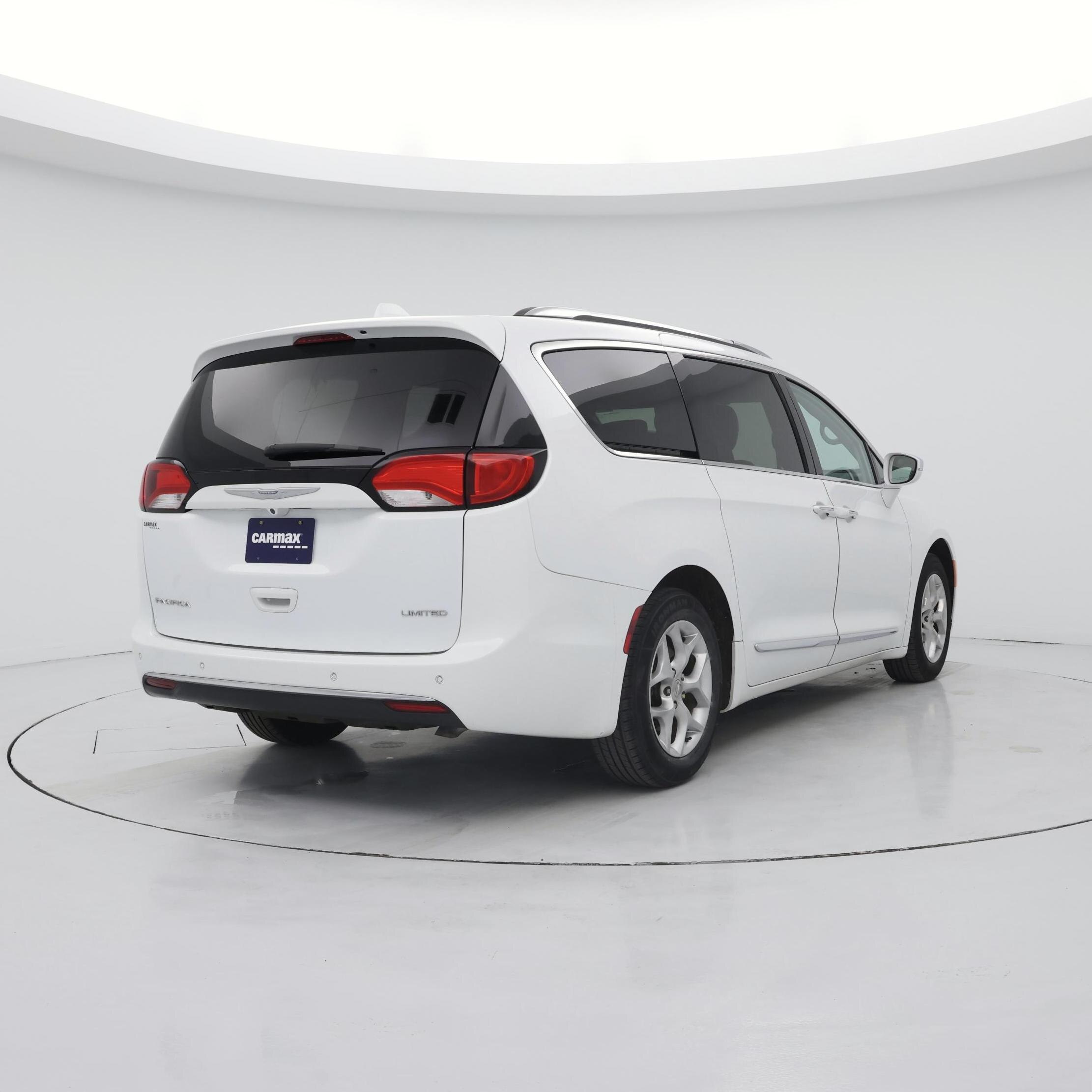 Thumbnail: 2017 Chrysler Pacifica - 8