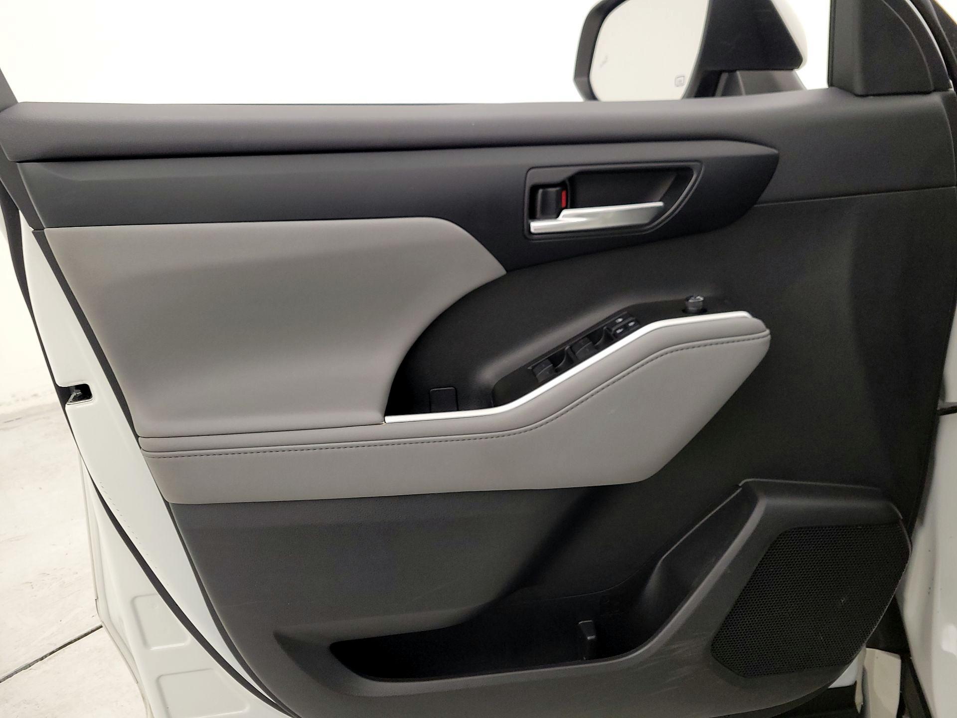 Thumbnail: 2020 Toyota Highlander - 12