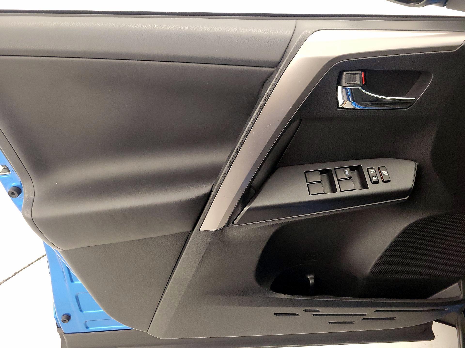 Thumbnail: 2017 Toyota RAV4 - 12