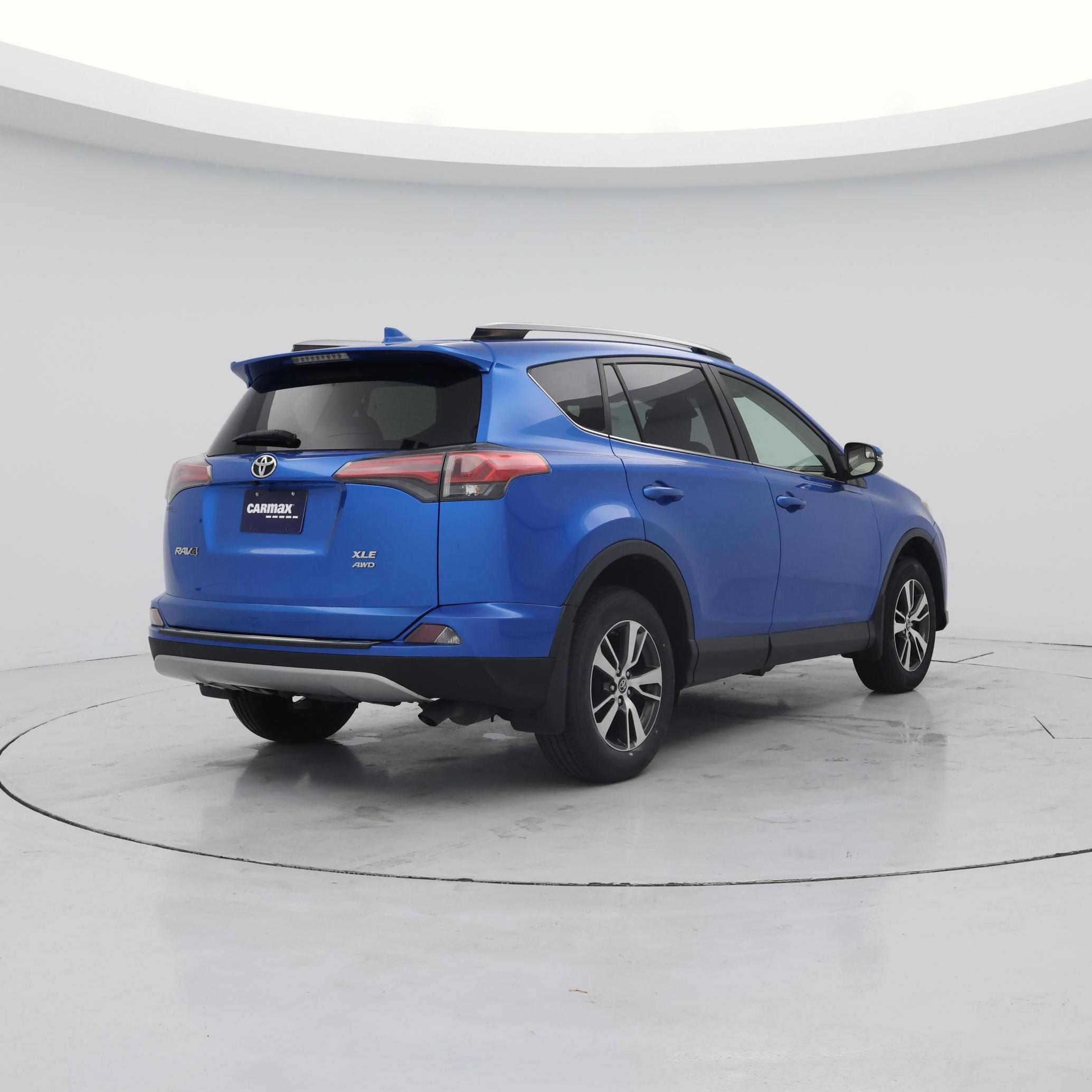 Thumbnail: 2017 Toyota RAV4 - 8