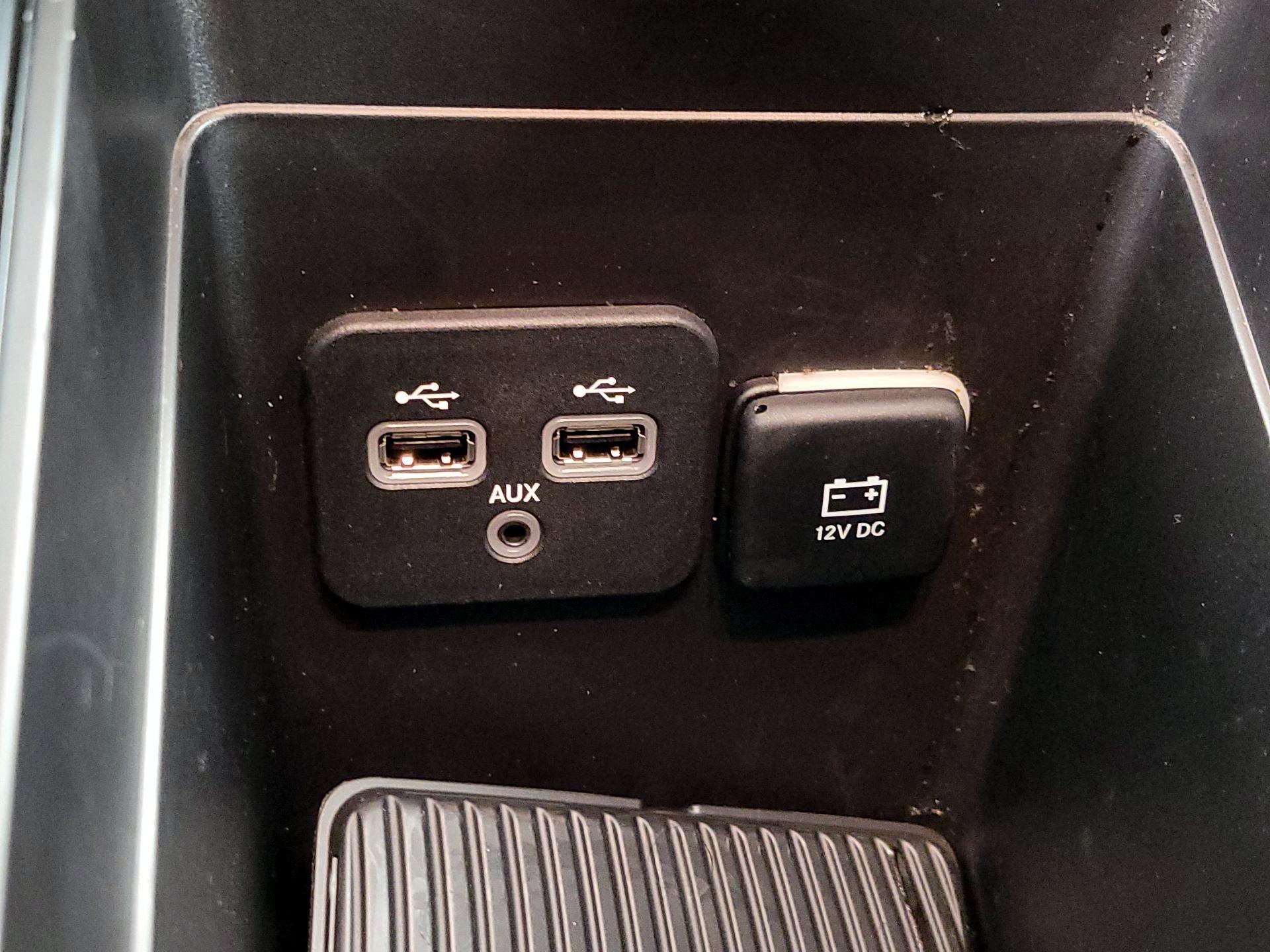 Thumbnail: 2017 Chrysler 200 - 18