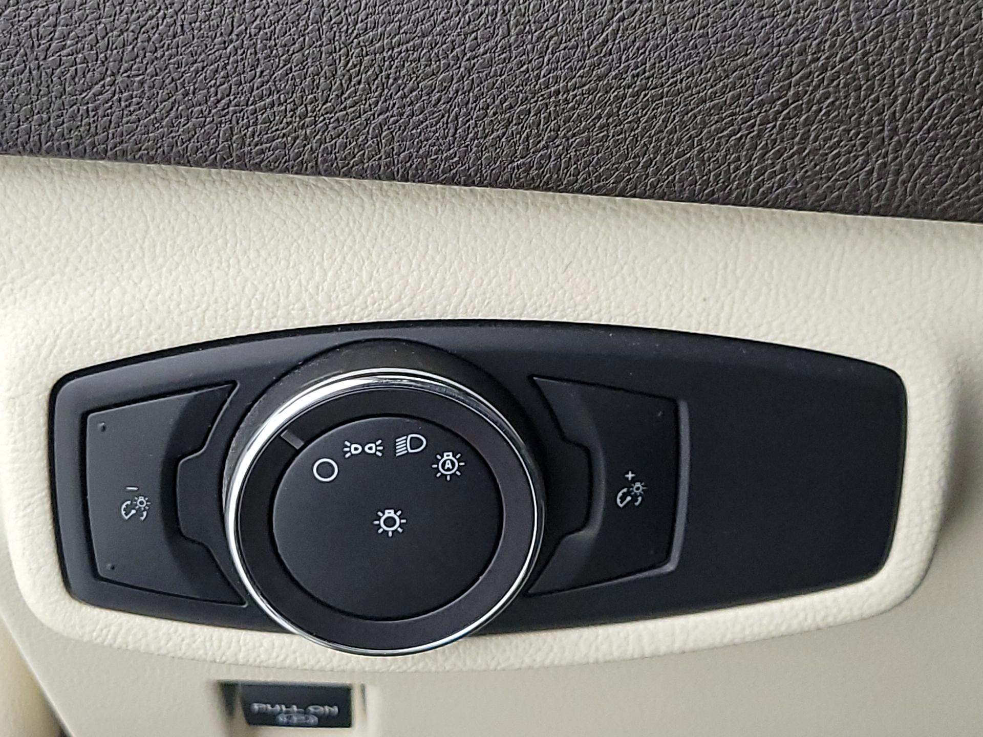 Thumbnail: 2015 Lincoln MKC - 13