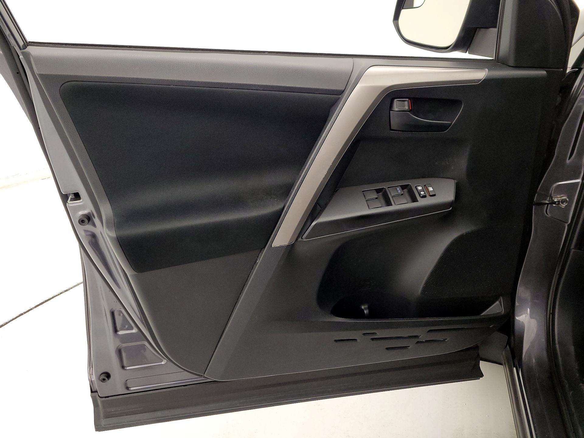 Thumbnail: 2018 Toyota RAV4 - 12