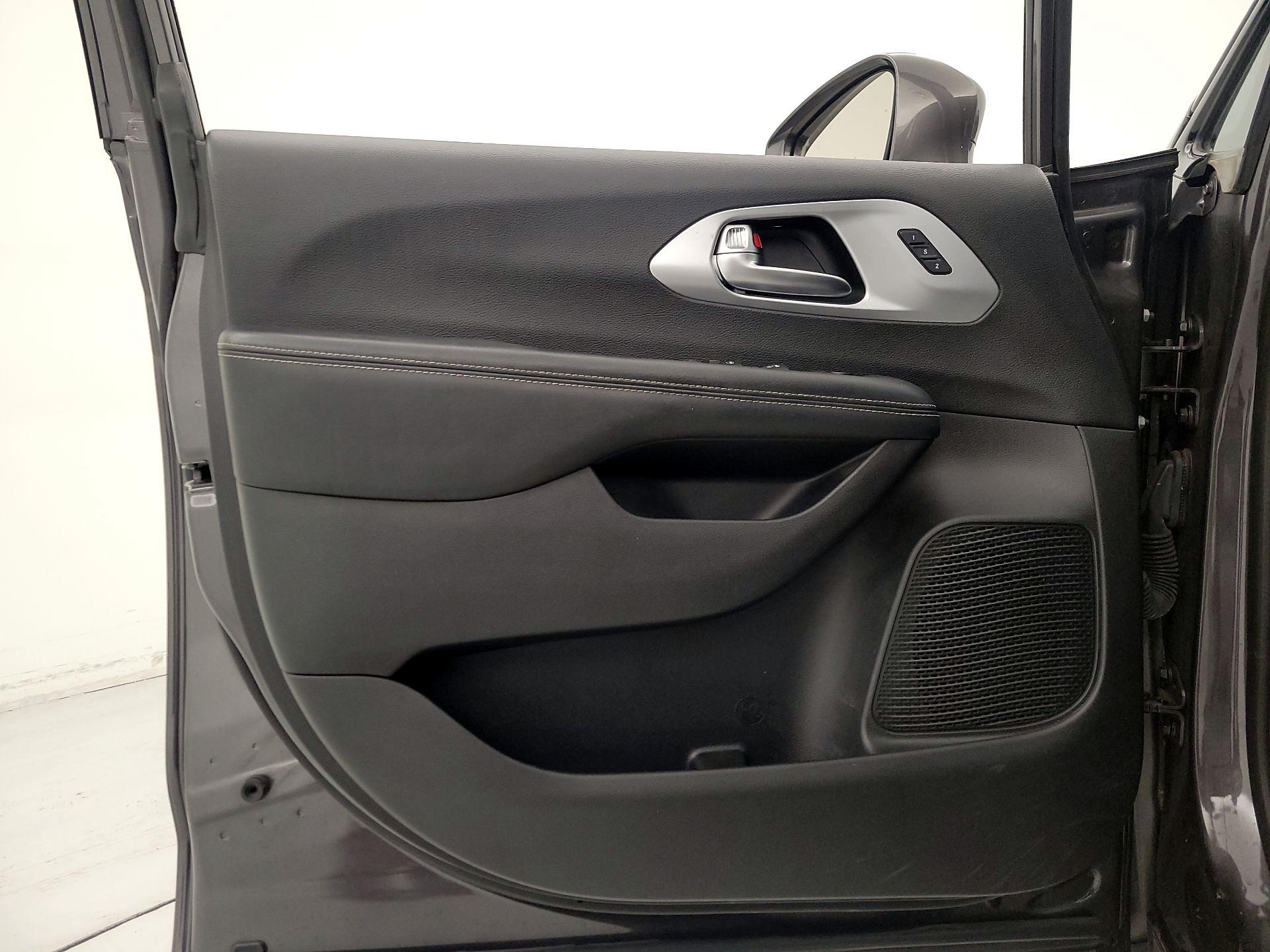 Thumbnail: 2021 Chrysler Pacifica - 12