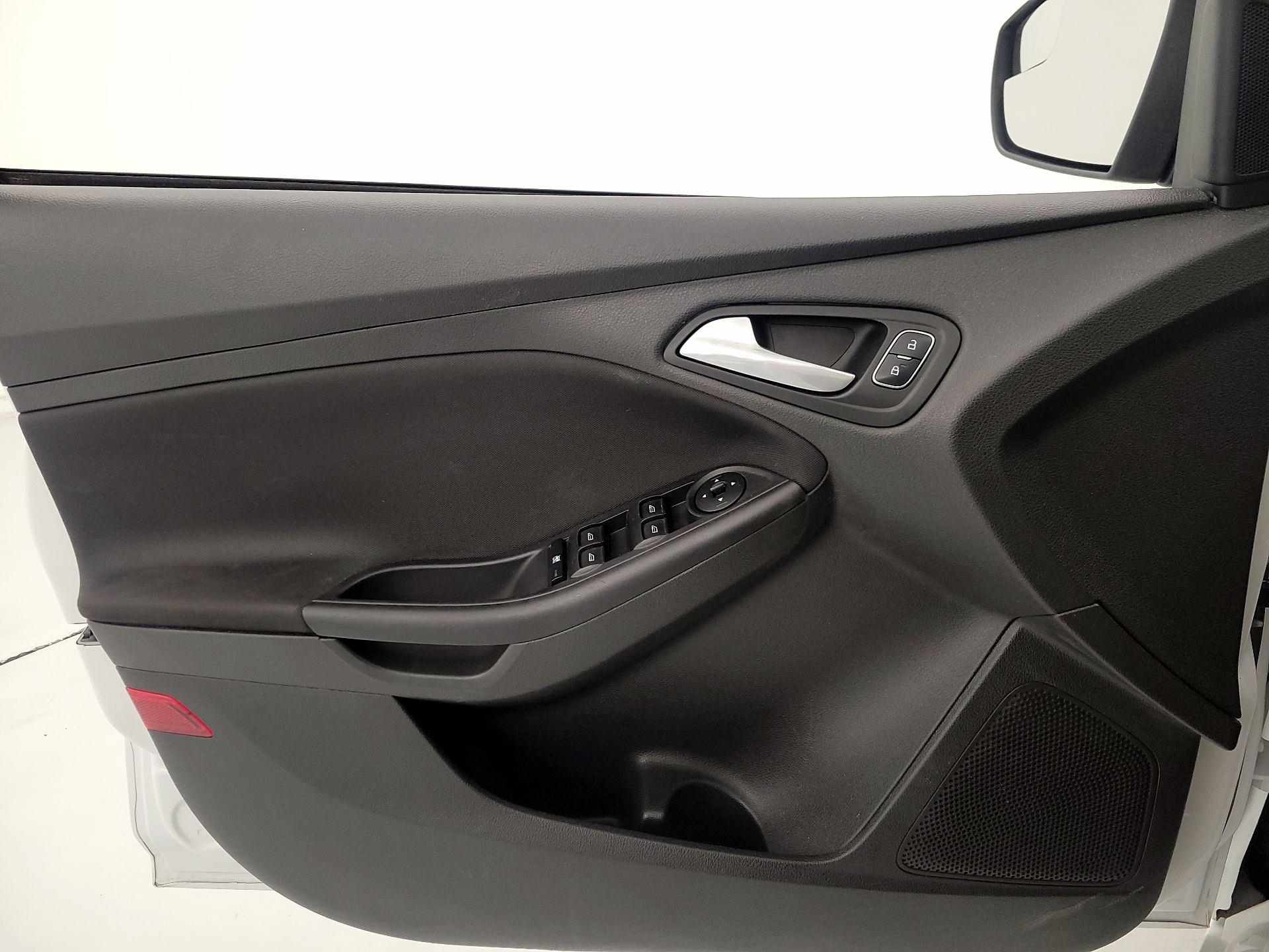 Thumbnail: 2015 Ford Focus - 12