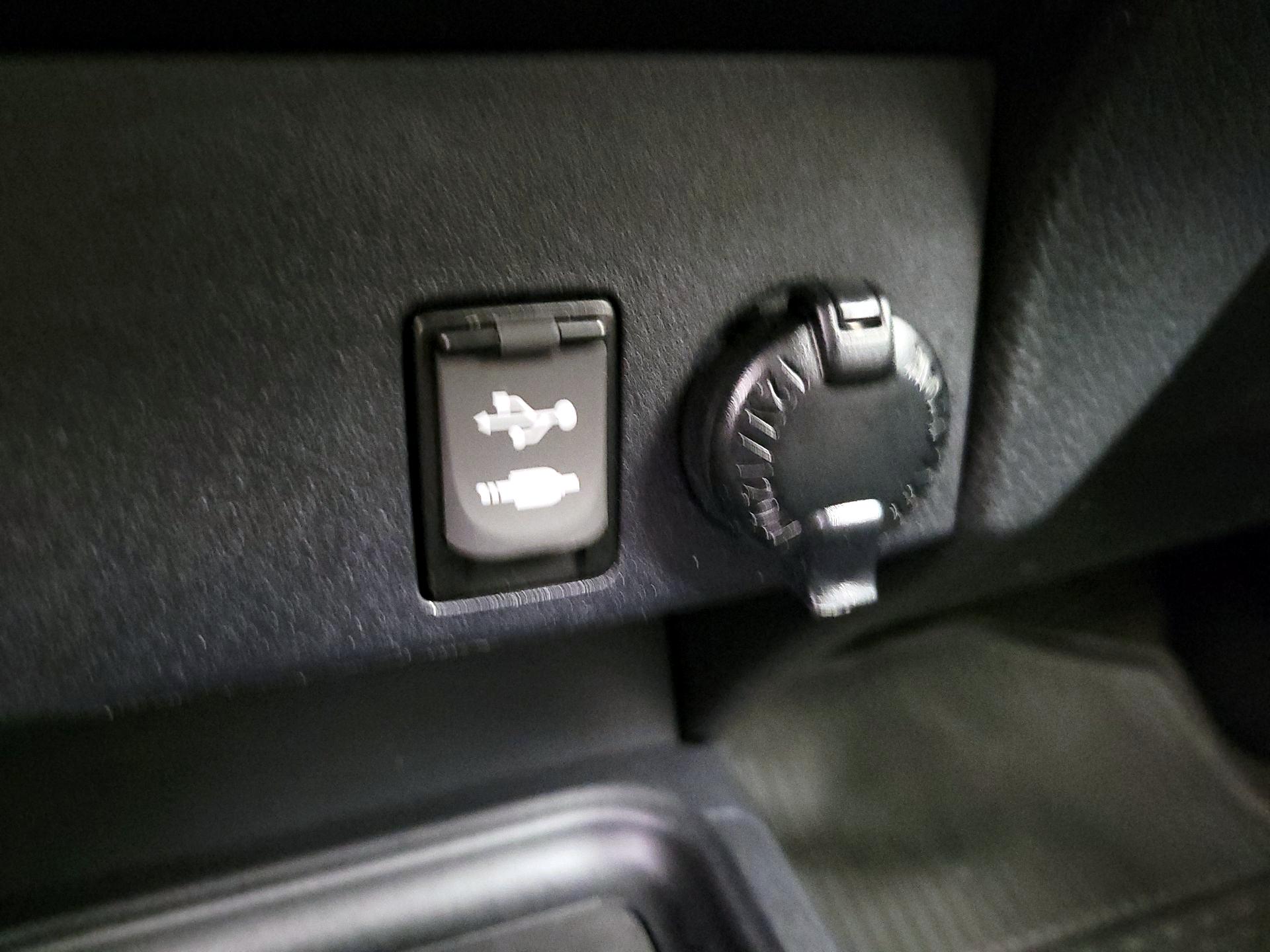 Thumbnail: 2018 Toyota RAV4 - 18