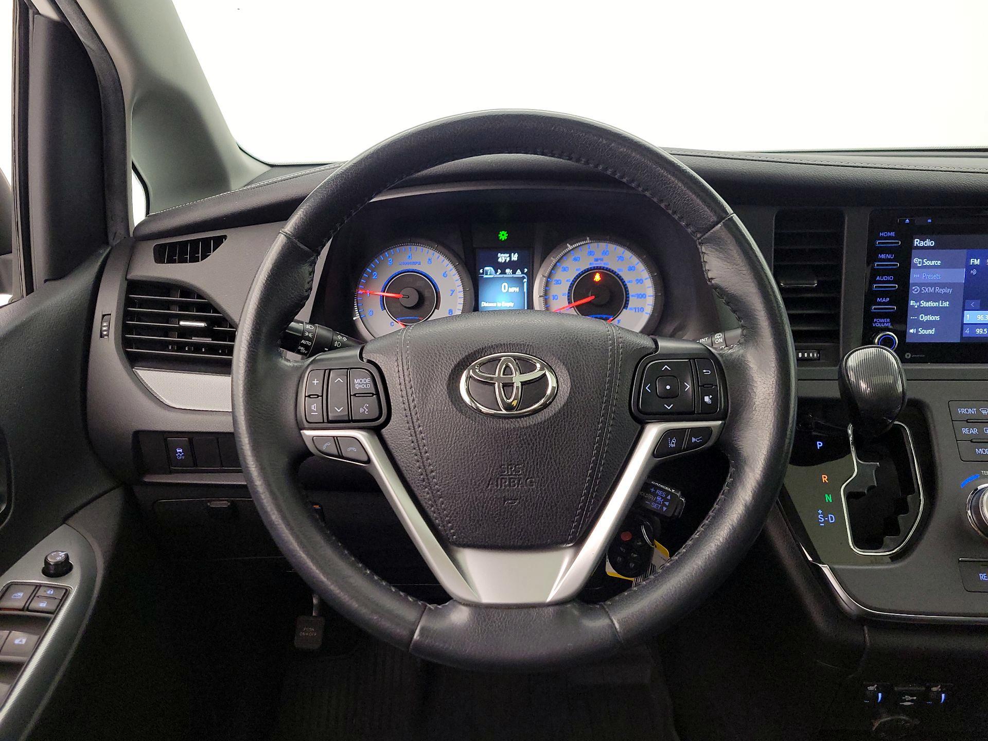Thumbnail: 2019 Toyota Sienna - 10