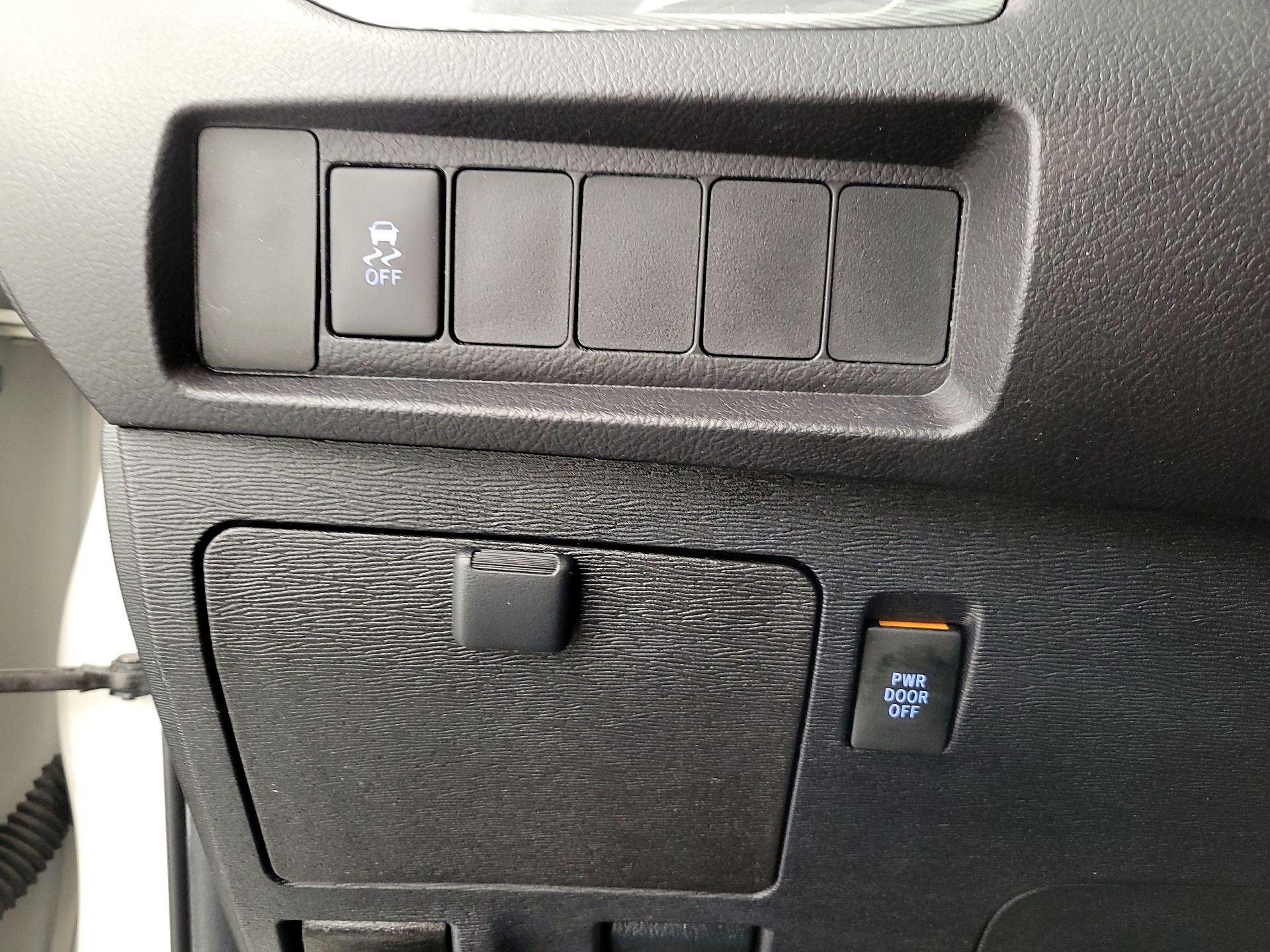 Thumbnail: 2019 Toyota Sienna - 13